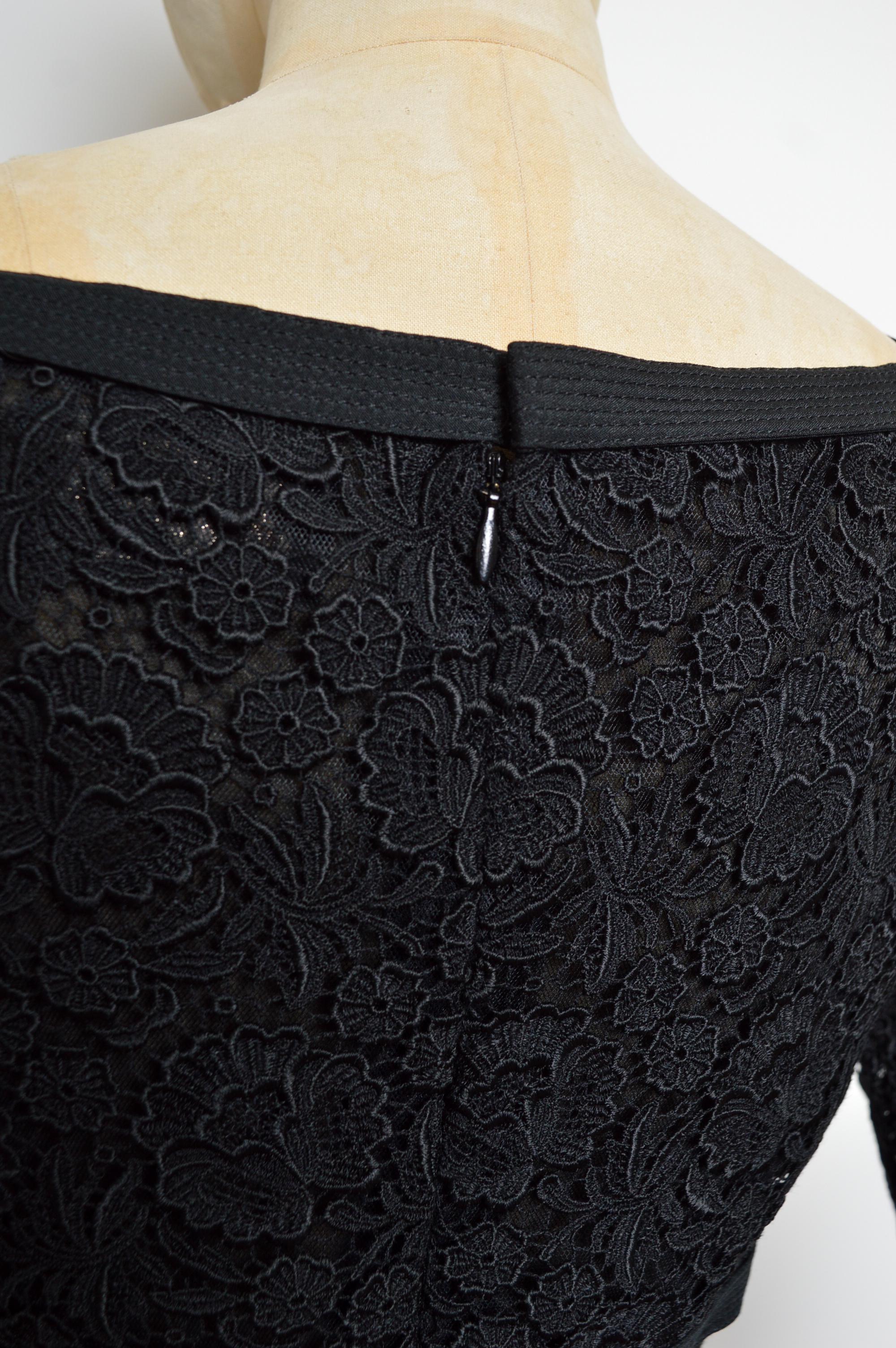 1992 GIANNI VERSACE Couture Laufsteg Kleid aus schwarzer Spitze und goldener Schnalle mit Hardware im Angebot 10