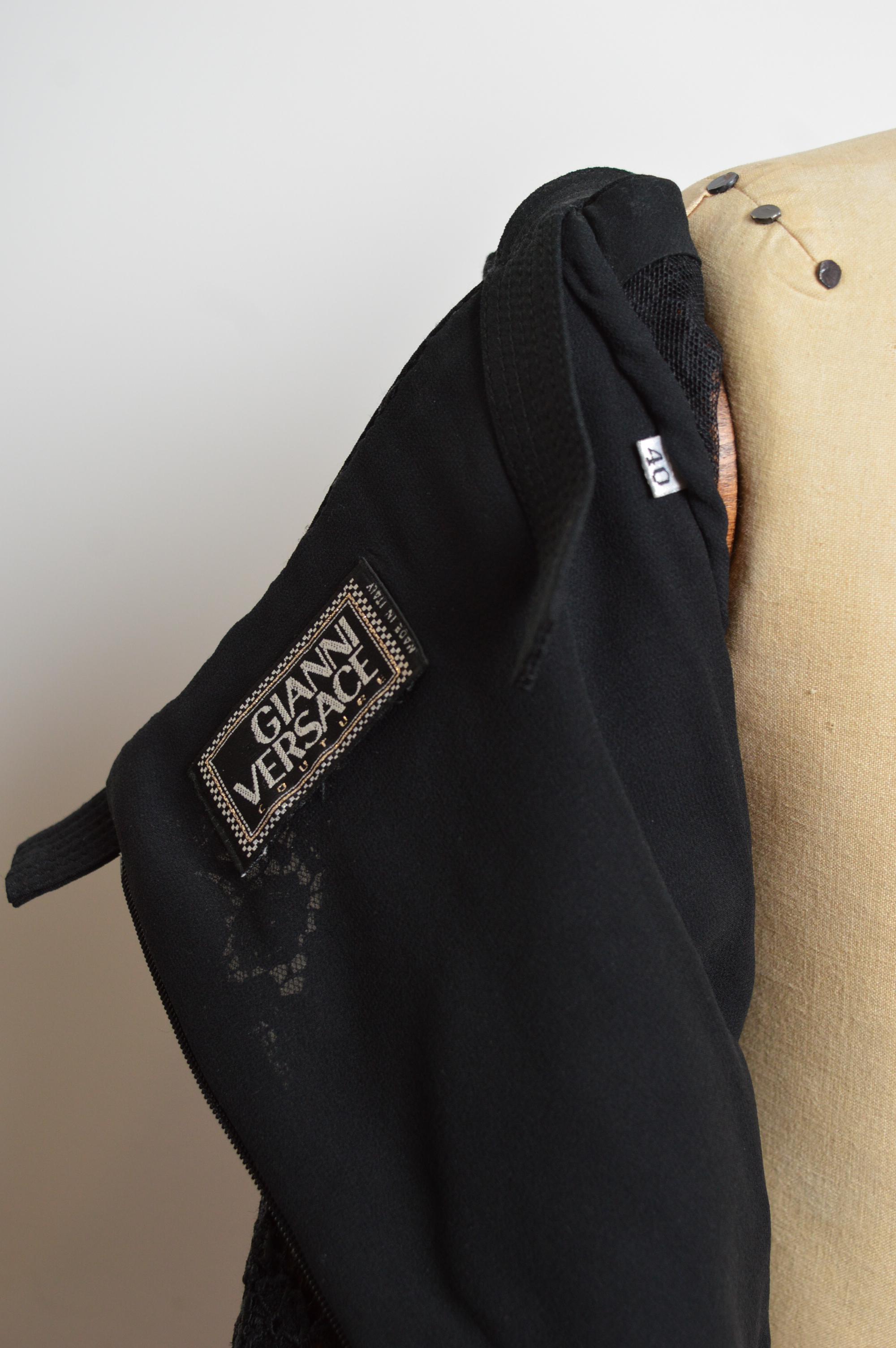 1992 GIANNI VERSACE Couture Laufsteg Kleid aus schwarzer Spitze und goldener Schnalle mit Hardware im Angebot 11