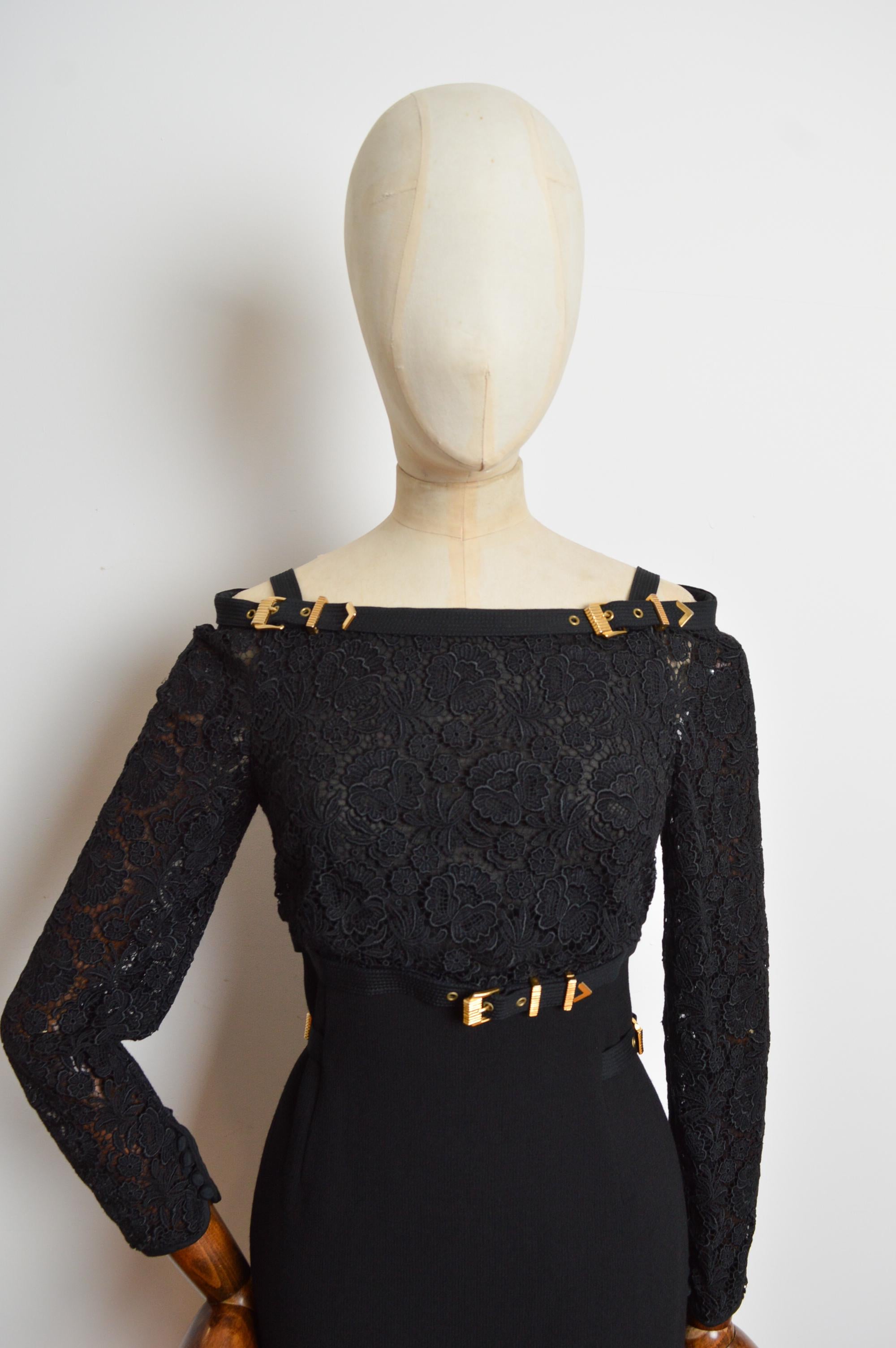 1992 GIANNI VERSACE Couture Laufsteg Kleid aus schwarzer Spitze und goldener Schnalle mit Hardware im Angebot 12