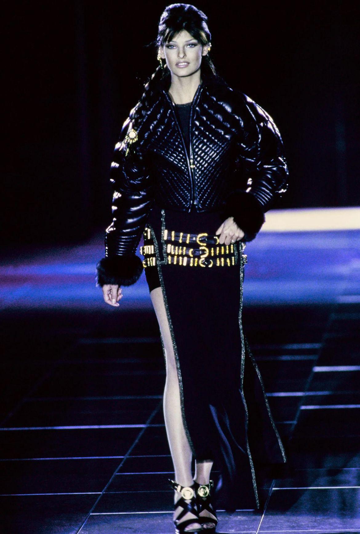 1992 GIANNI VERSACE Couture Laufsteg Kleid aus schwarzer Spitze und goldener Schnalle mit Hardware im Angebot 13