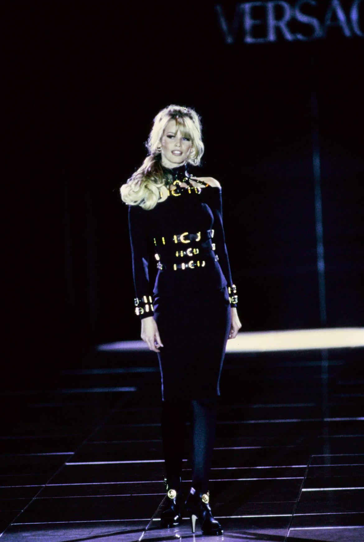 1992 GIANNI VERSACE Couture Laufsteg Kleid aus schwarzer Spitze und goldener Schnalle mit Hardware im Angebot 14