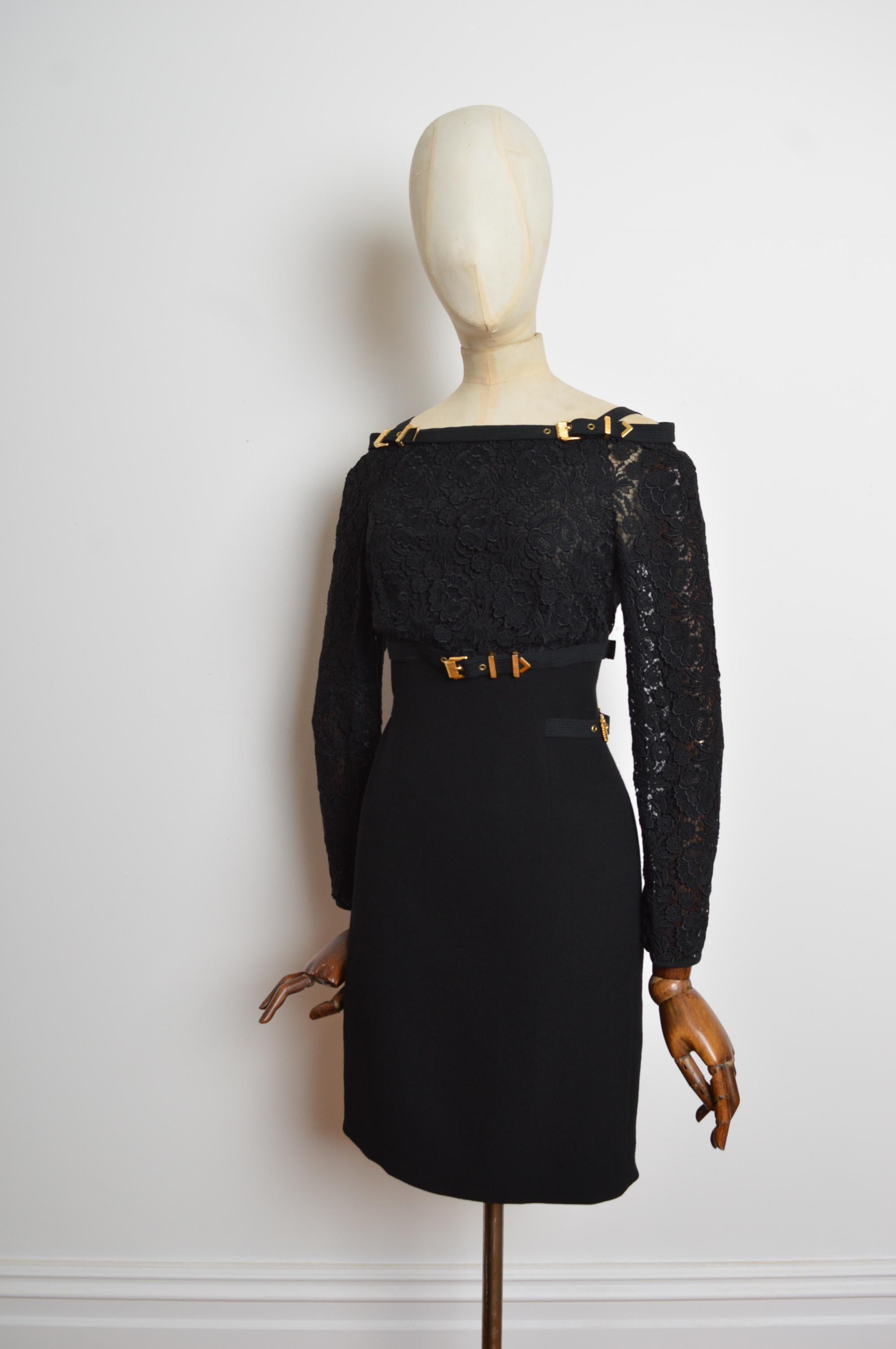 1992 GIANNI VERSACE Couture Laufsteg Kleid aus schwarzer Spitze und goldener Schnalle mit Hardware (Schwarz) im Angebot