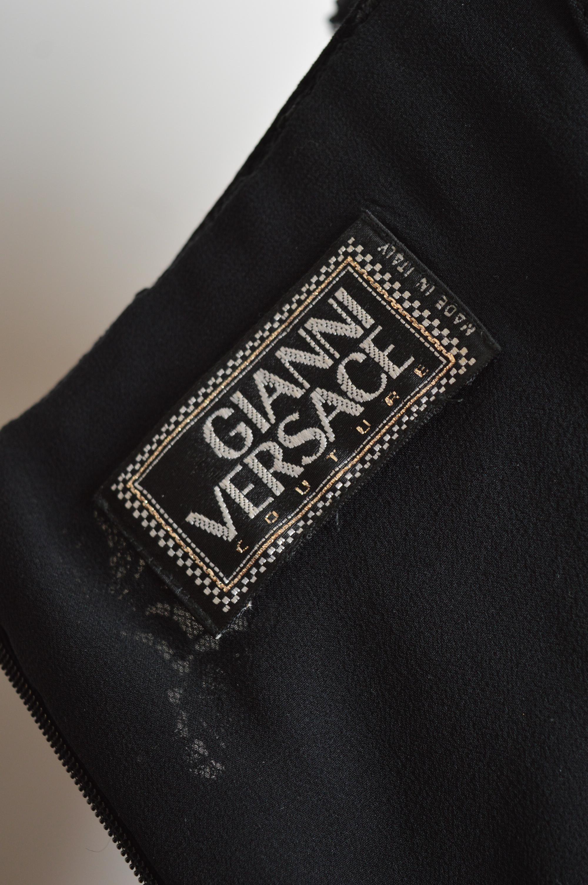 1992 GIANNI VERSACE Couture Laufsteg Kleid aus schwarzer Spitze und goldener Schnalle mit Hardware im Zustand „Gut“ im Angebot in Sheffield, GB