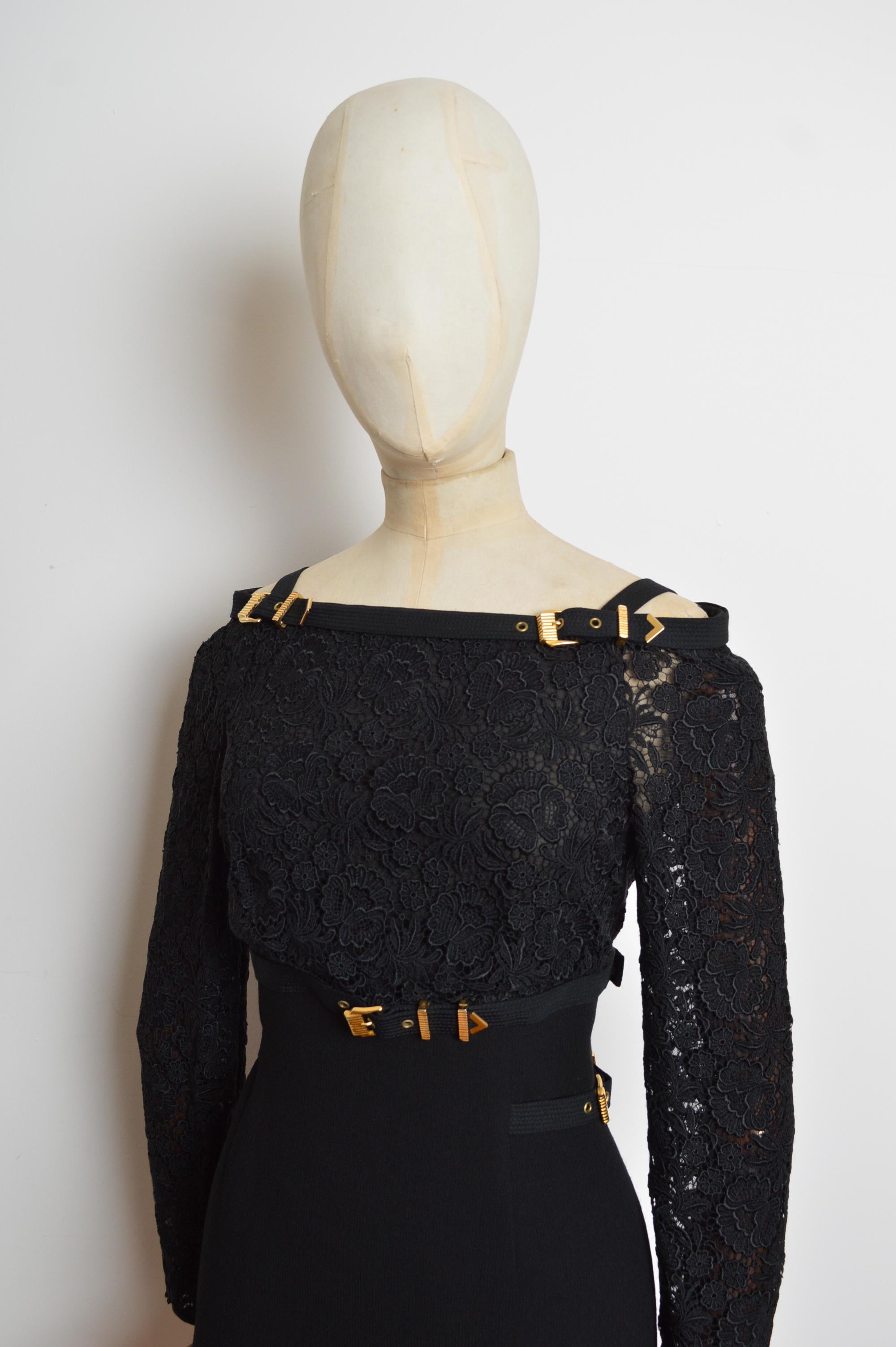 1992 GIANNI VERSACE Couture Laufsteg Kleid aus schwarzer Spitze und goldener Schnalle mit Hardware Damen im Angebot