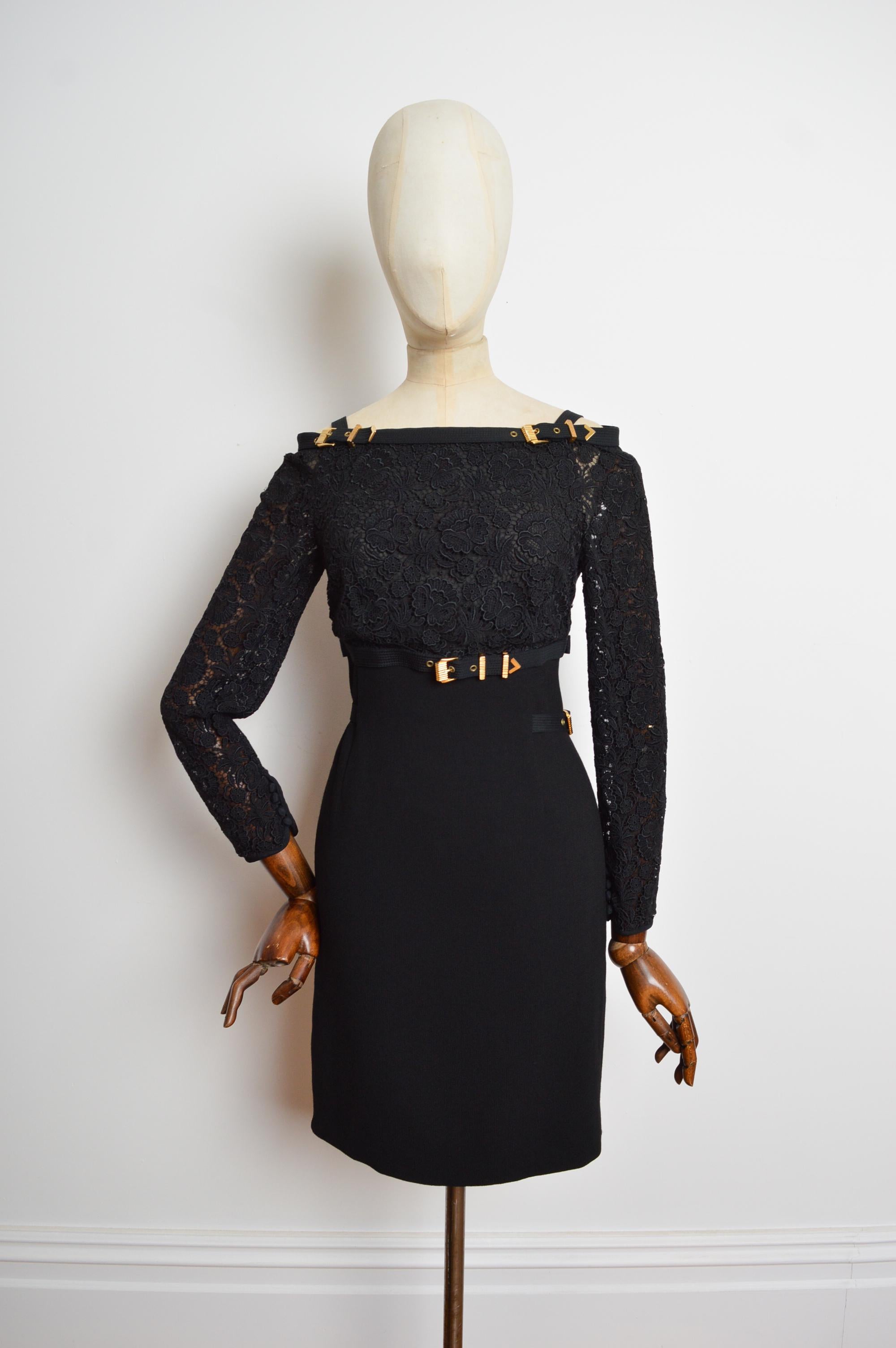 1992 GIANNI VERSACE Couture Laufsteg Kleid aus schwarzer Spitze und goldener Schnalle mit Hardware im Angebot 3