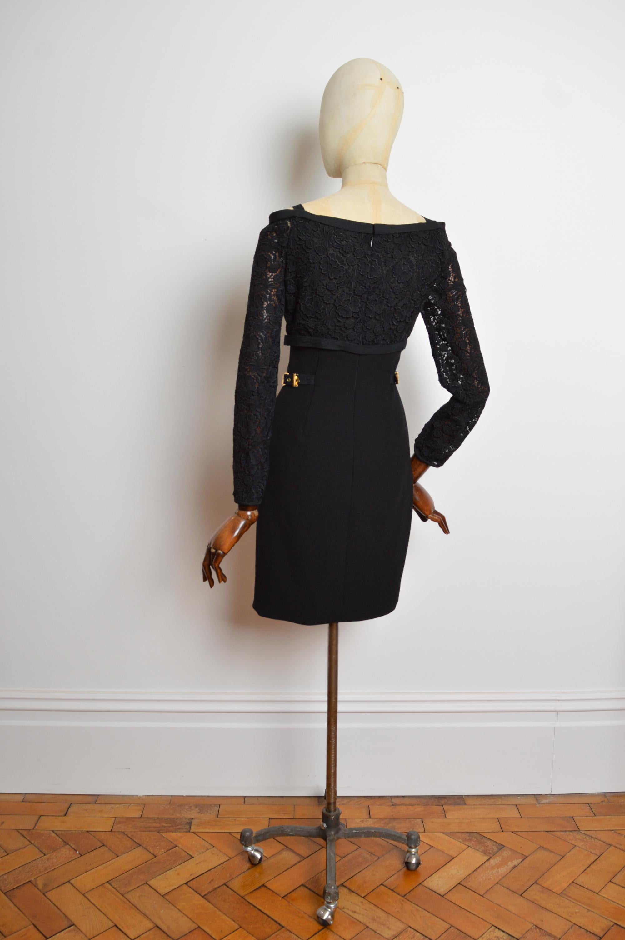 1992 GIANNI VERSACE Couture Laufsteg Kleid aus schwarzer Spitze und goldener Schnalle mit Hardware im Angebot 4