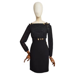 1992 GIANNI VERSACE Couture Pasarela Vestido de encaje negro y hebilla dorada