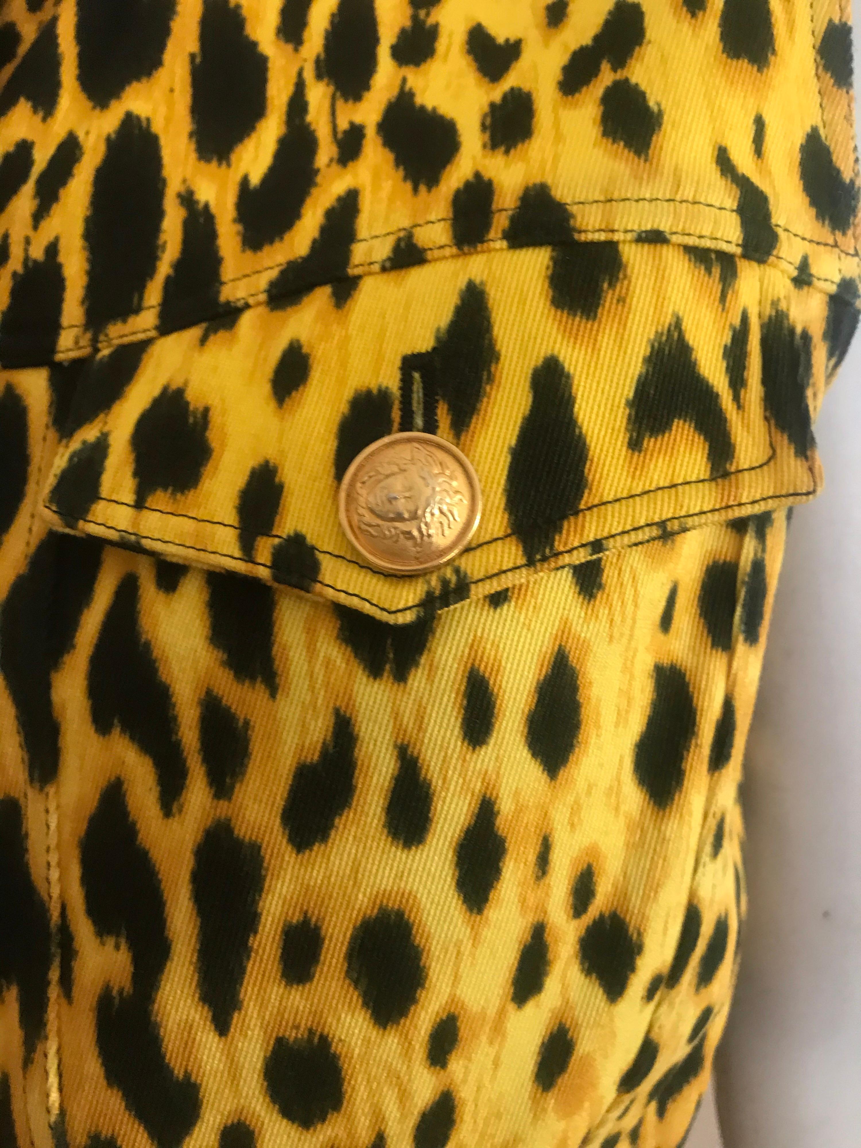 1992 Gianni Versace Denim-Leopardenweste und Jeans (Braun) im Angebot