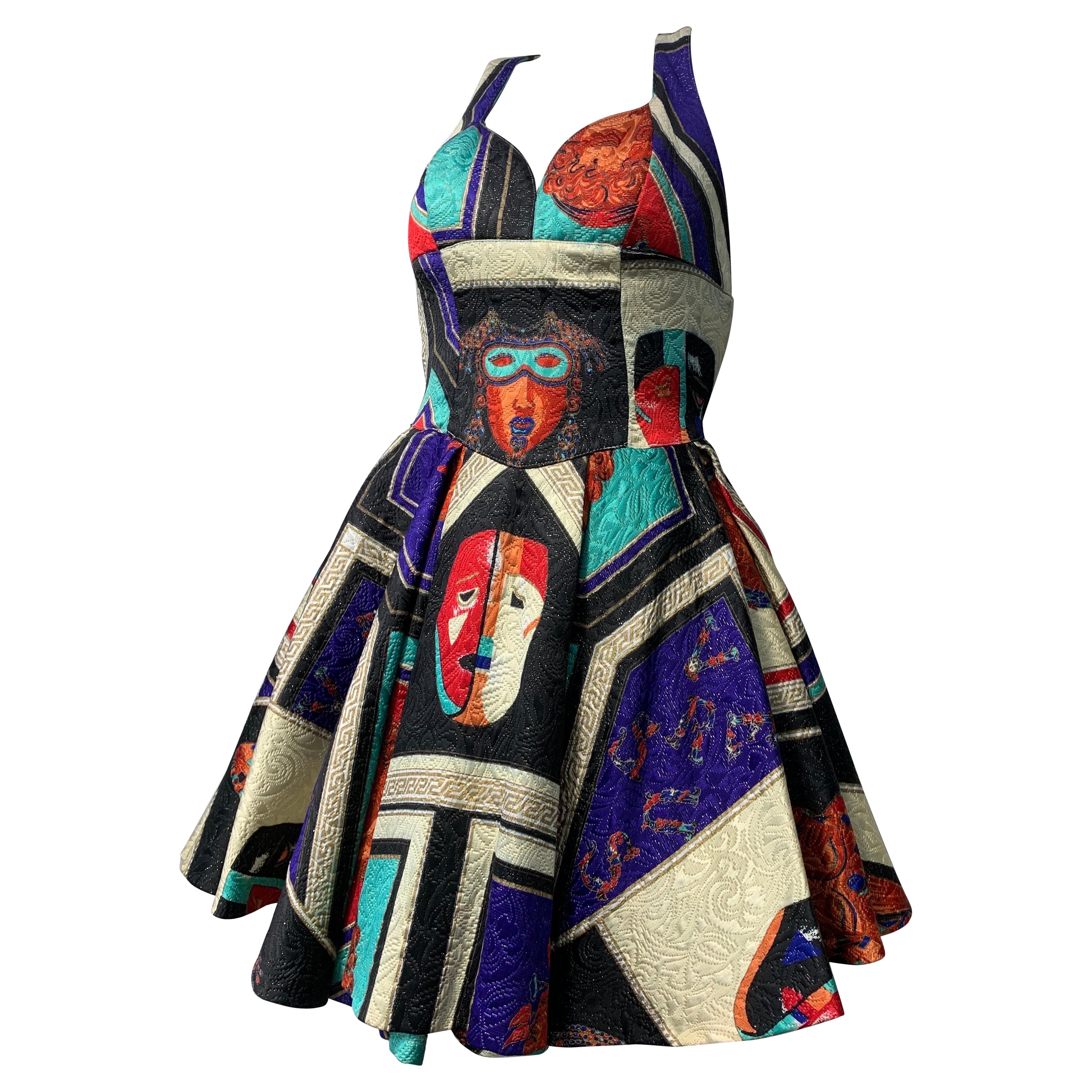 1992 Gianni Versace: un mini abito svasato in broccato di seta ispirato alla mascherata. in vendita