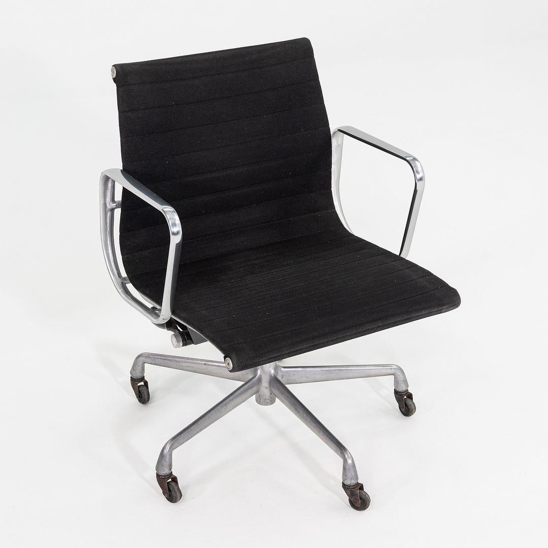 Dies ist ein Aluminium Group Management Desk Chair, Modell EA335, ursprünglich entworfen von Charles und Ray Eames für Herman Miller im Jahr 1958. Dieses Exemplar stammt aus dem Jahr 1992. Das Design besteht aus einem soliden und dennoch leichten