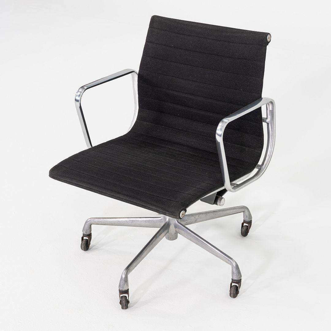 1992 Herman Miller Eames Aluminum Group Management Schreibtischstuhl in Schwarzem Stoff (Moderne) im Angebot