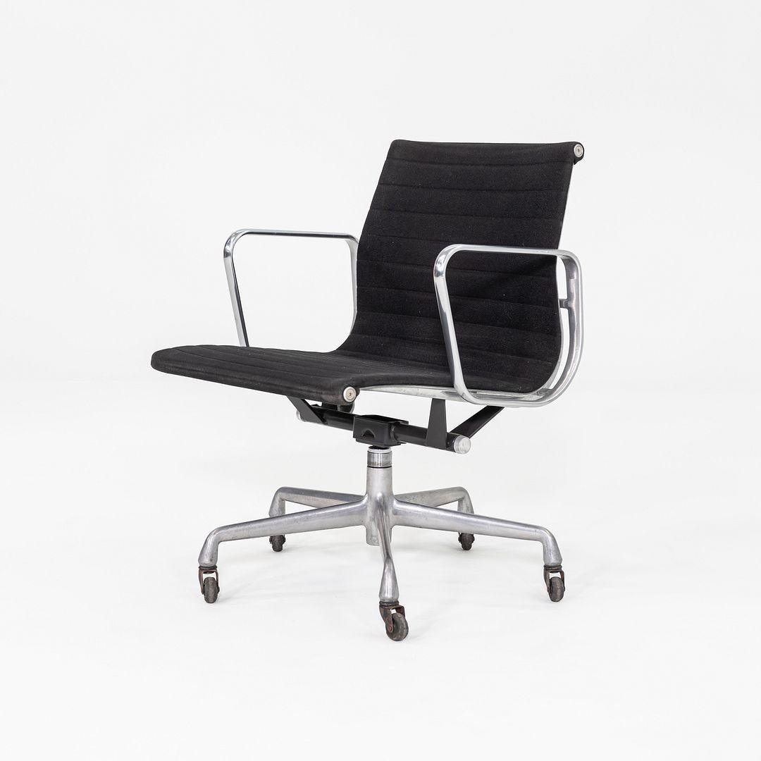 1992 Herman Miller Eames Aluminum Group Management Schreibtischstuhl in Schwarzem Stoff (amerikanisch) im Angebot