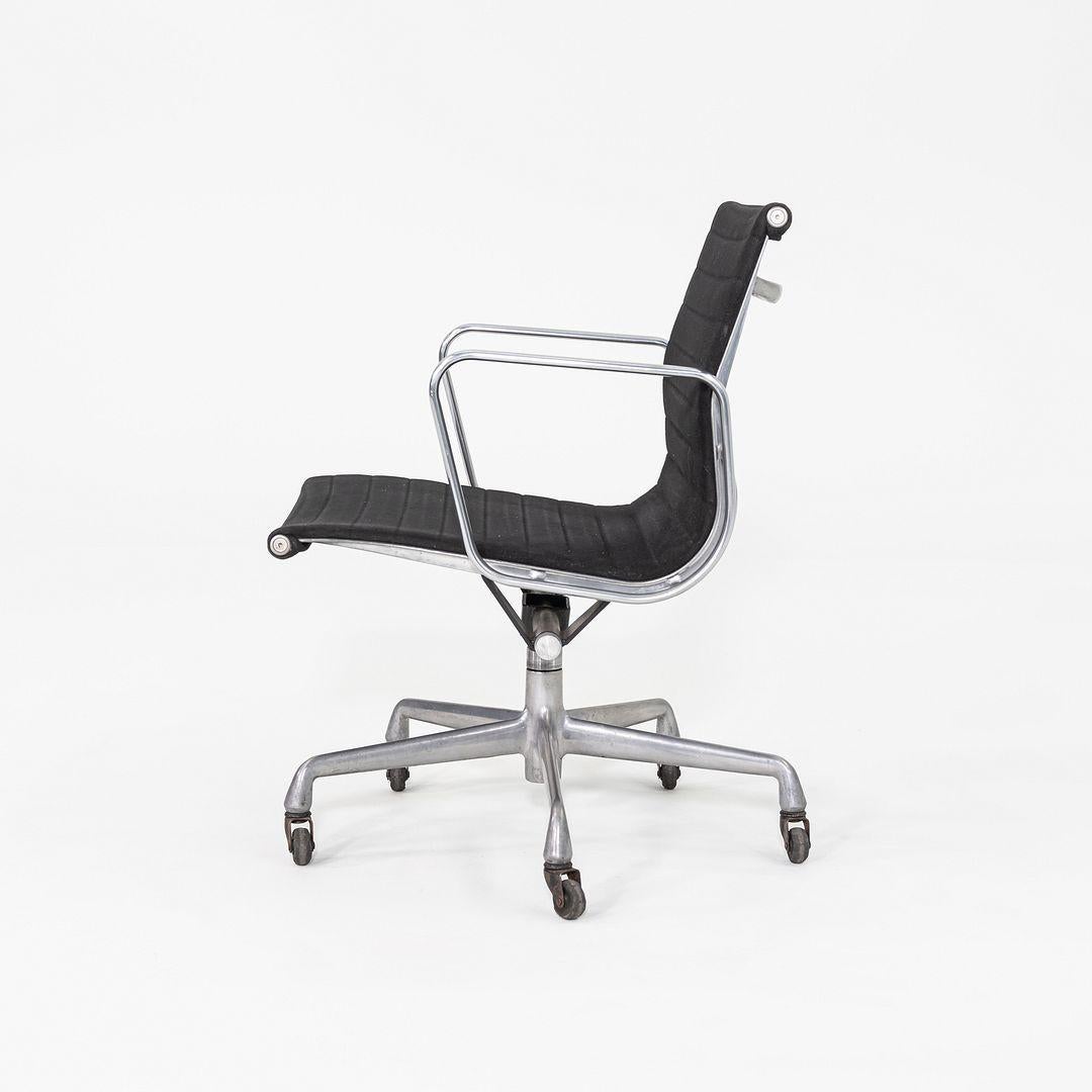 1992 Herman Miller Eames Aluminum Group Management Schreibtischstuhl in Schwarzem Stoff im Zustand „Gut“ im Angebot in Philadelphia, PA