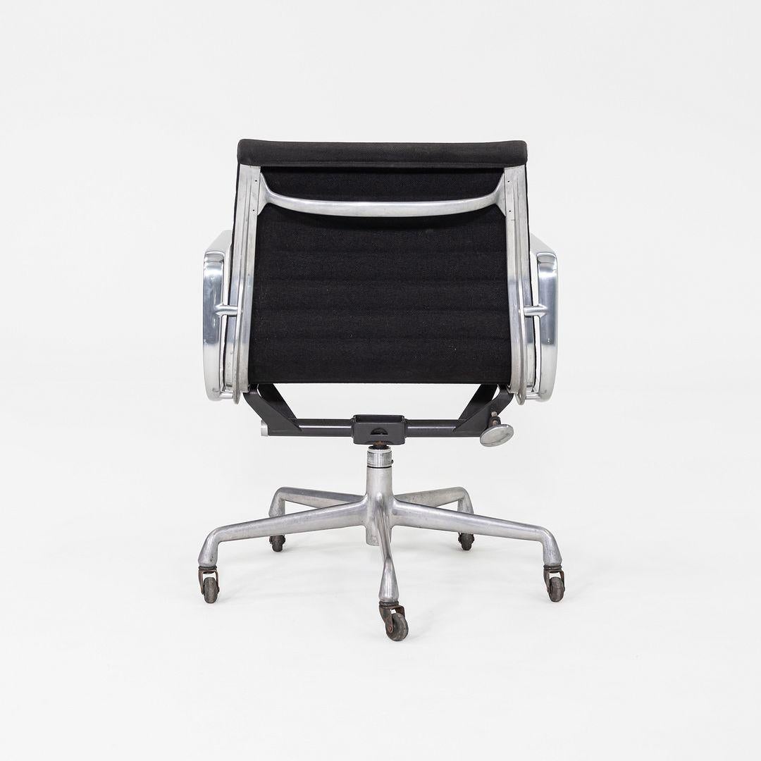 1992 Herman Miller Eames Aluminum Group Management Schreibtischstuhl in Schwarzem Stoff (Aluminium) im Angebot