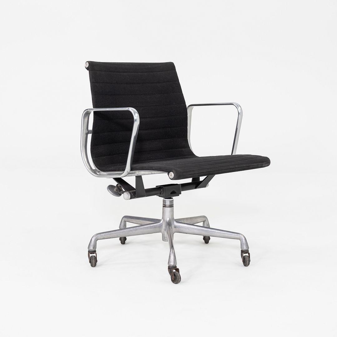 1992 Herman Miller Eames Aluminum Group Management Schreibtischstuhl in Schwarzem Stoff im Angebot 1