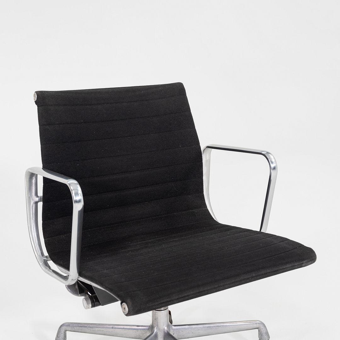 1992 Herman Miller Eames Aluminum Group Management Schreibtischstuhl in Schwarzem Stoff im Angebot 2