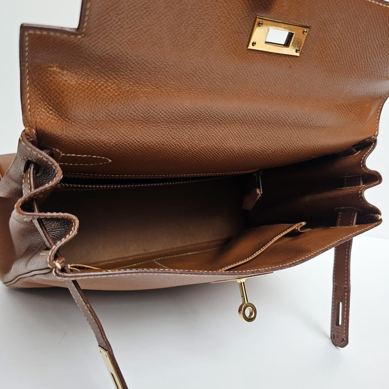1992 Sac Kelly 28 en cuir Noisette Lisse d'Hermès en vente 3