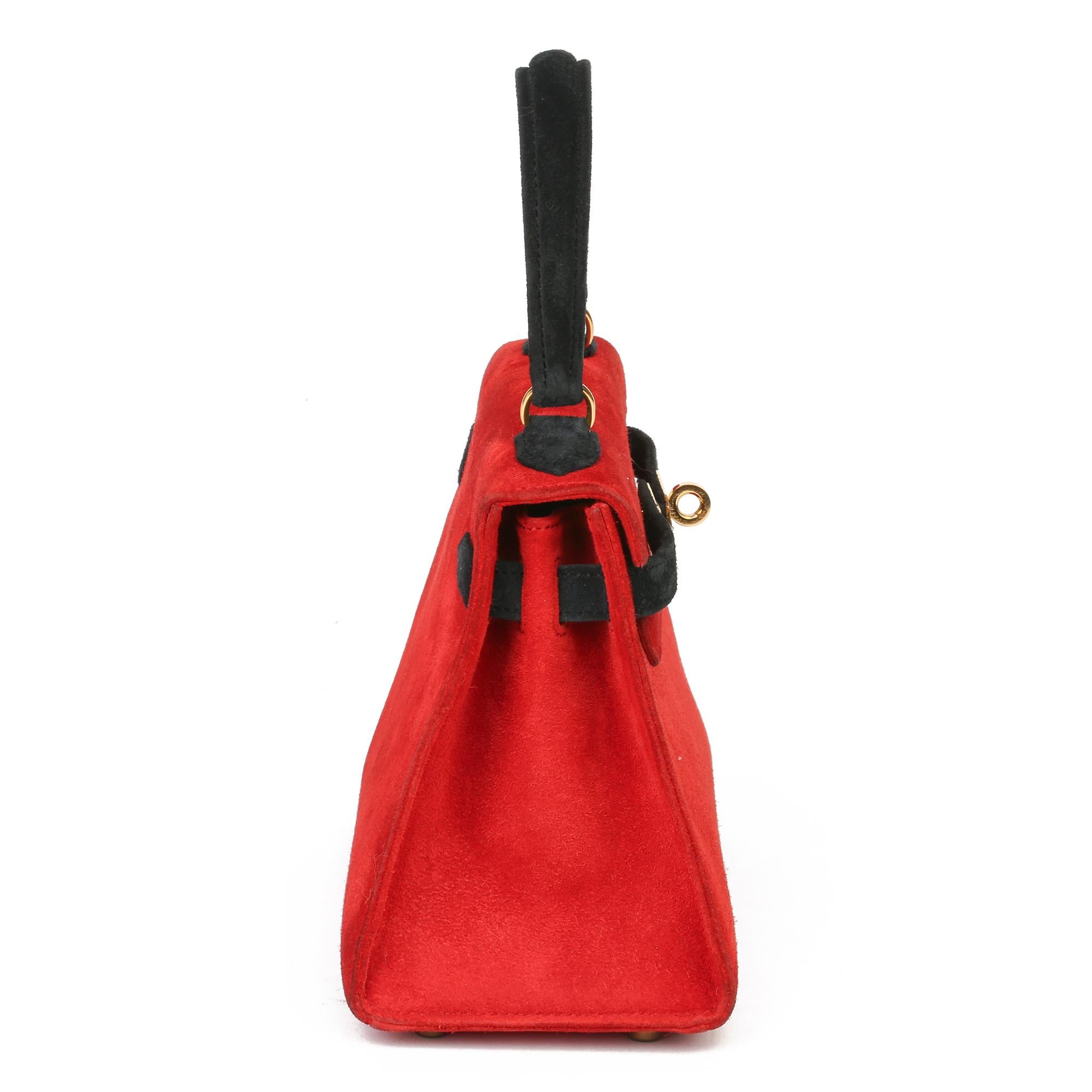 Hermès Rouge Vif & Schwarz Veau Doblis Wildleder Vintage Kelly 20cm Sellier

Details zum Produkt
Xupes Ref: JJLG030
Marke: Hermès
Modell: Kelly 20cm
Typ: Henkel oben, Schulter
Seriennummer: (V)
Alter: 1992
Begleitet von: Hermès Staubbeutel,