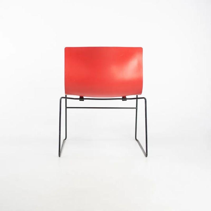 Il s'agit d'une chaise mouchoir Knoll de Lella et Massimo Vignelli en rouge, présentée en 1983. Le prix indiqué est celui de chaque chaise. Ces chaises sont très résistantes et empilables, avec une assise généreuse et des lignes organiques évoquant