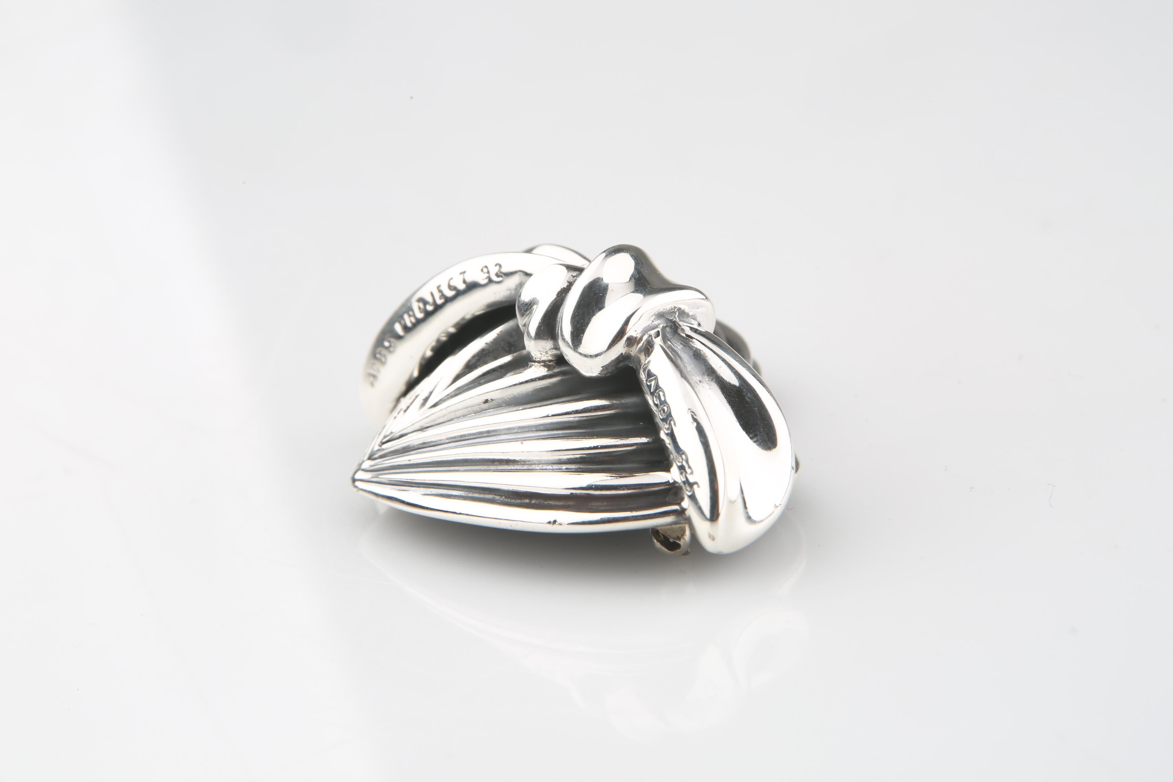 Beautiful sterling silver Lagos Caviar heart brooch with a sterling silver bow/ribbon.
Dimensions: 39 x 29 mm
Total Mass: 34.2 grams
Great vintage piece!