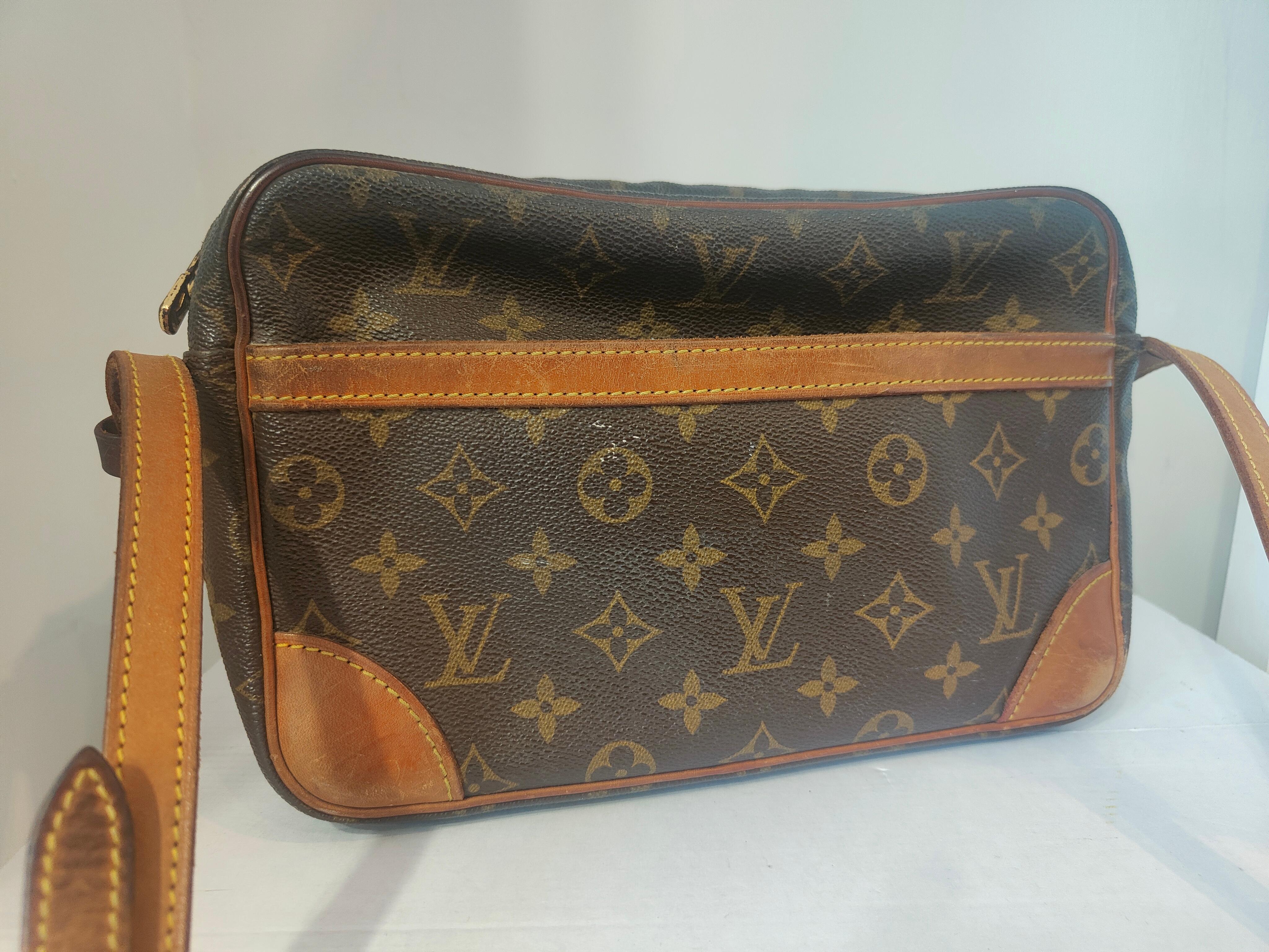 1992 Louis Vuitton Camera bag
Dimensioni: 28 x 17 x 6 cm