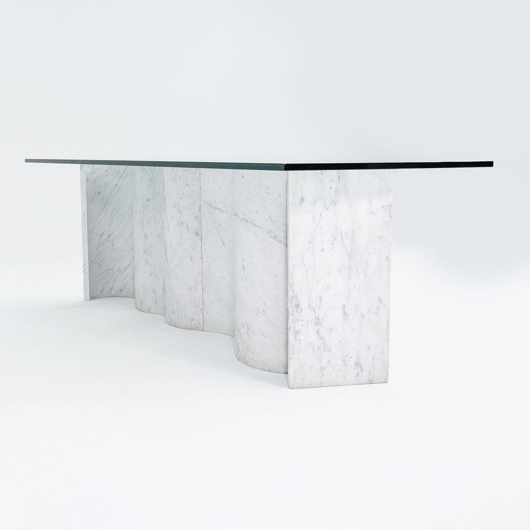 Si tratta di un tavolo da pranzo ondulato in marmo bianco, progettato da Massimo e Lella Vignelli per Casigliani nel 1992. Il tavolo è stato acquistato da Luminaire e fa parte di una serie limitata che i Vignelli hanno progettato e prodotto in
