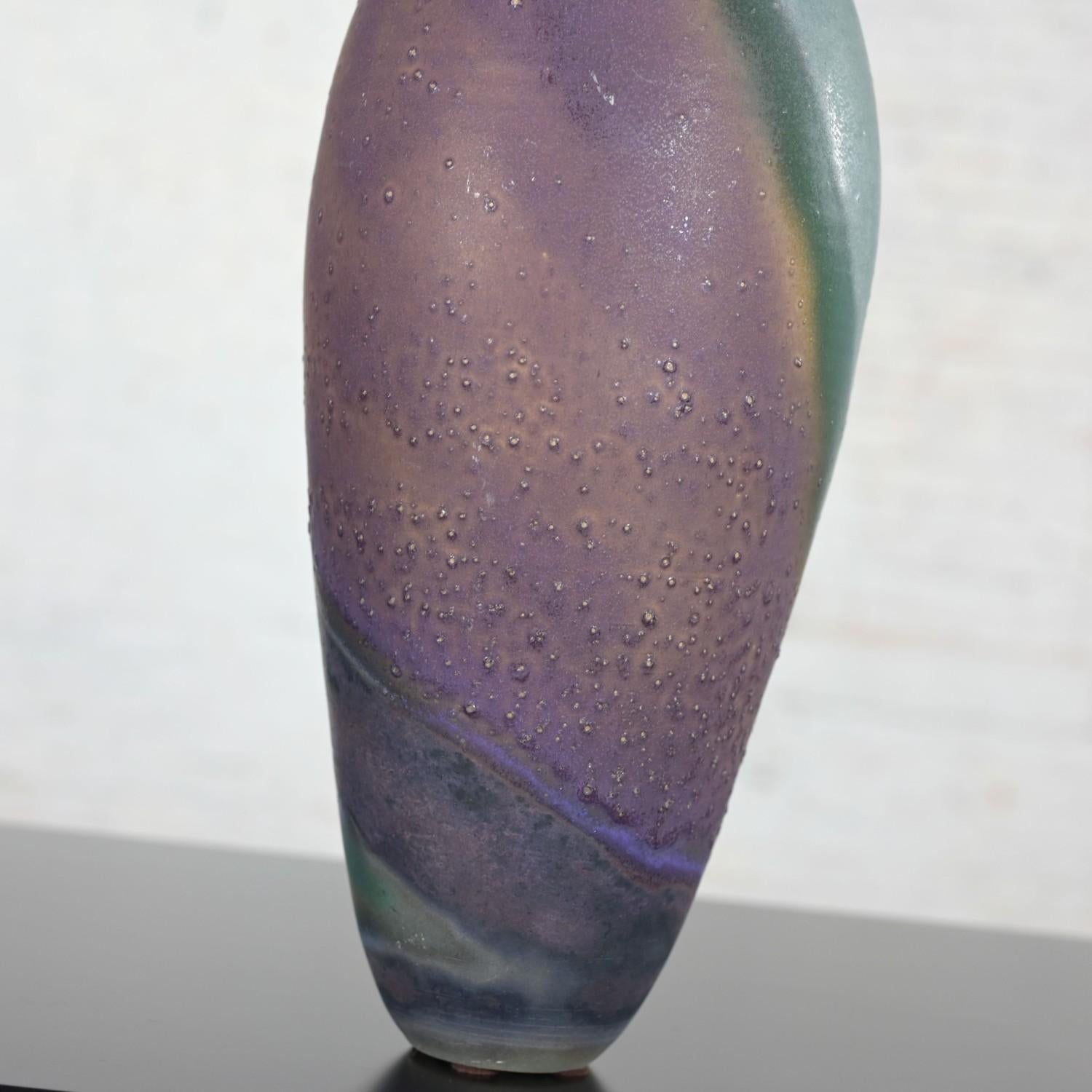1992 Moderna ceramica a vortice viola e verde acqua, bottiglia o vaso da terra di dimensioni eccessive, firmata in vendita 3