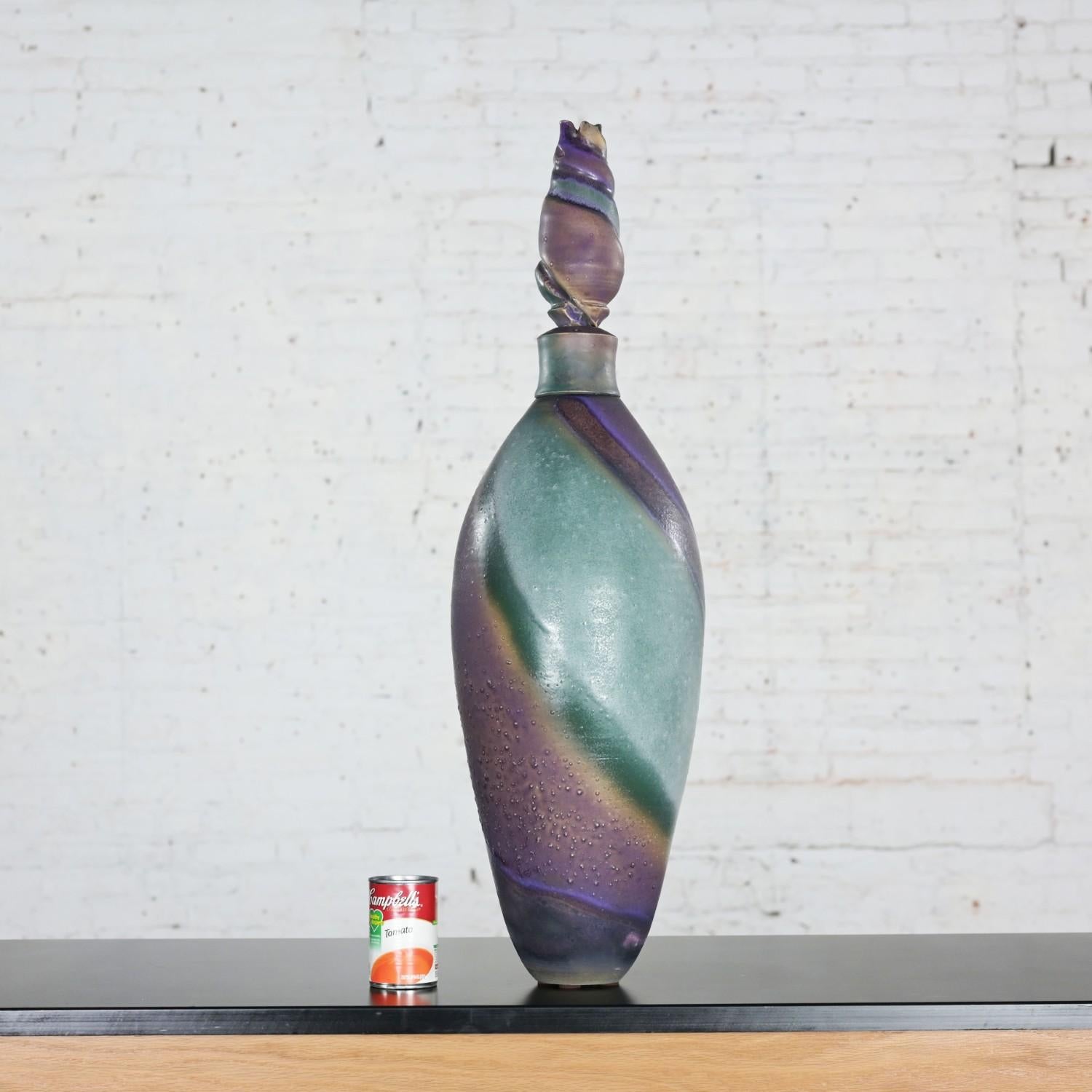 1992 Moderna ceramica a vortice viola e verde acqua, bottiglia o vaso da terra di dimensioni eccessive, firmata in vendita 4