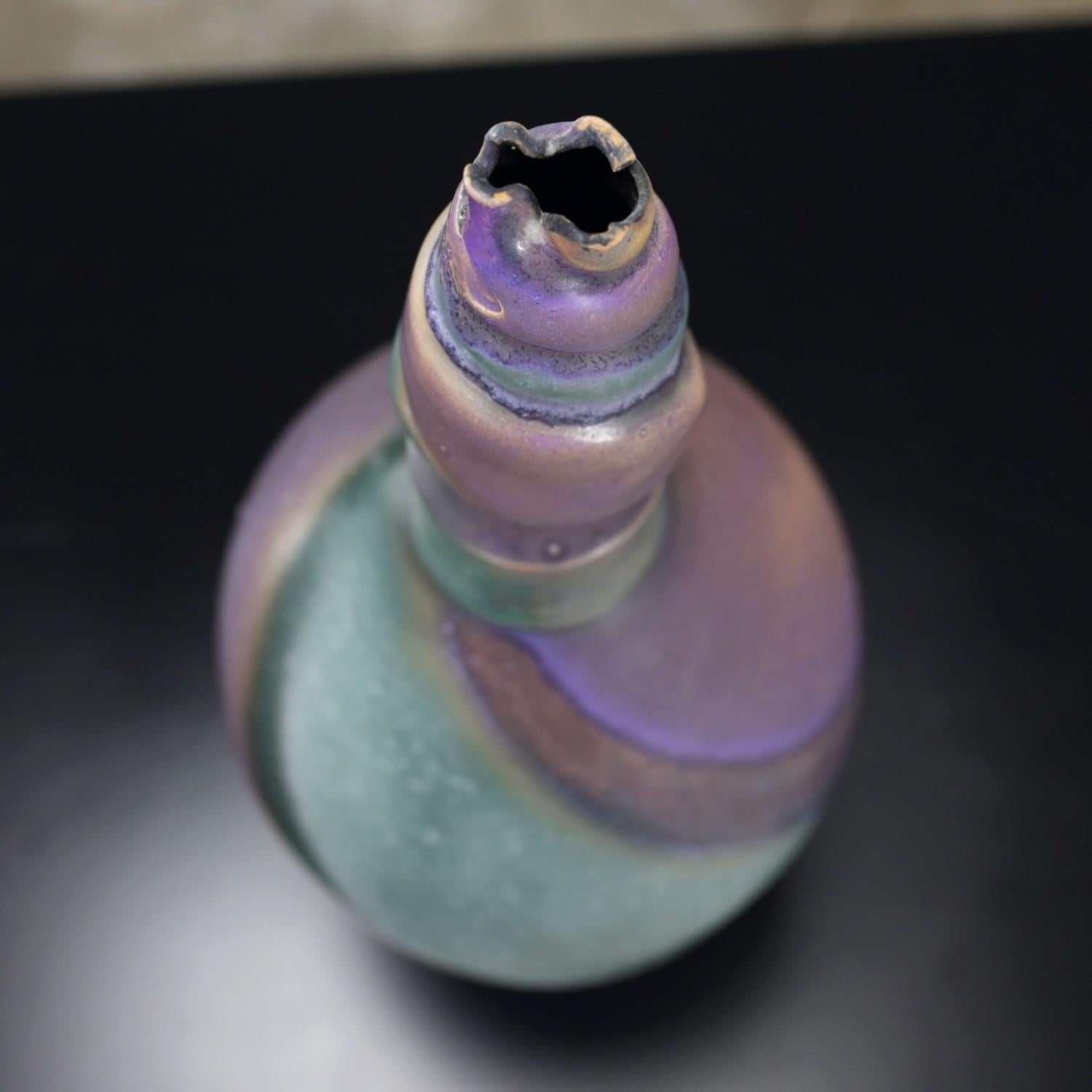 1992 Moderna ceramica a vortice viola e verde acqua, bottiglia o vaso da terra di dimensioni eccessive, firmata in vendita 5