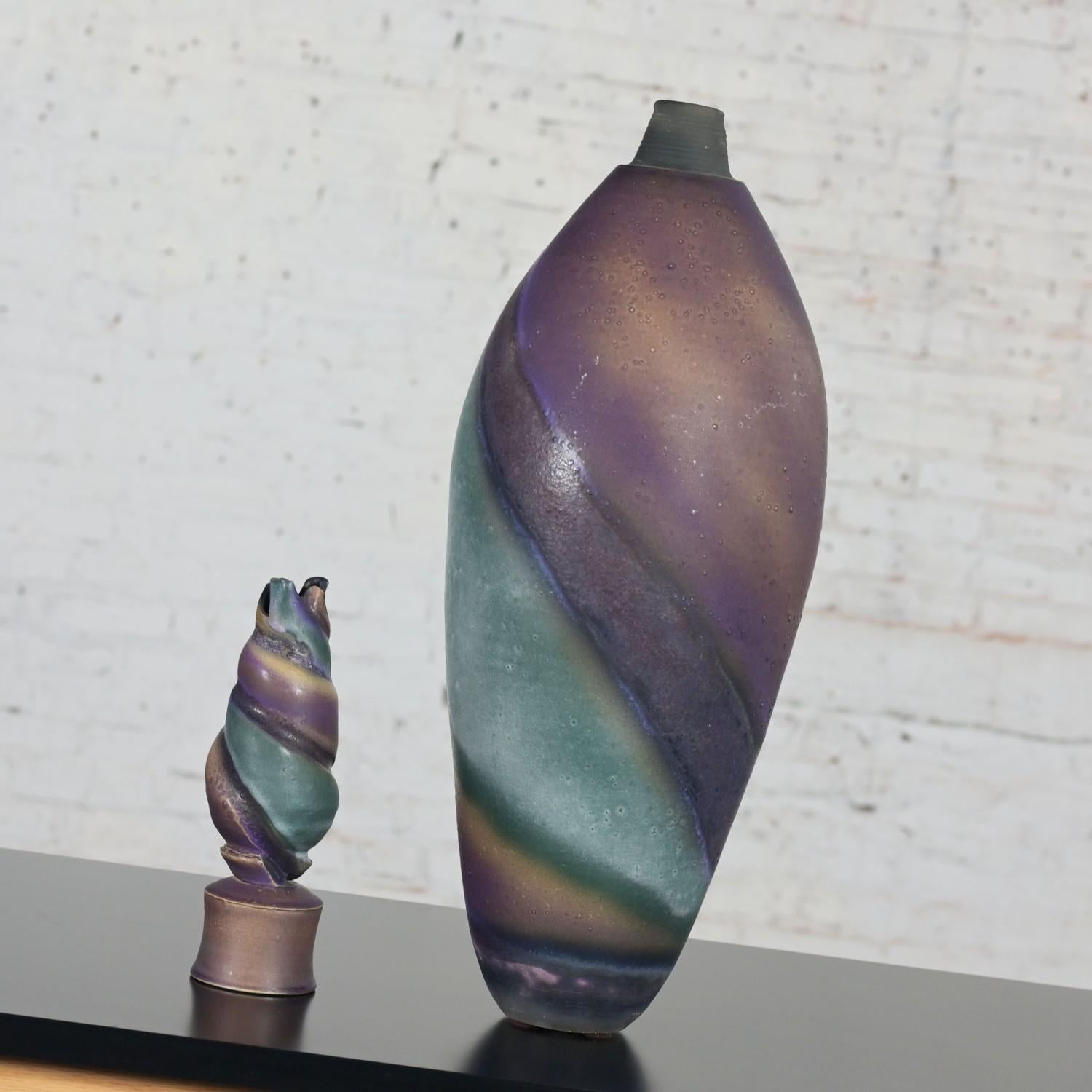 1992 Moderna ceramica a vortice viola e verde acqua, bottiglia o vaso da terra di dimensioni eccessive, firmata in vendita 6