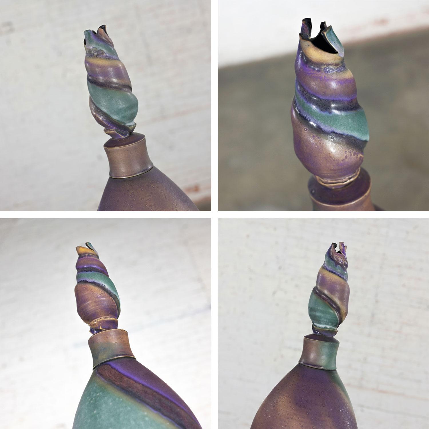 1992 Moderna ceramica a vortice viola e verde acqua, bottiglia o vaso da terra di dimensioni eccessive, firmata in vendita 7