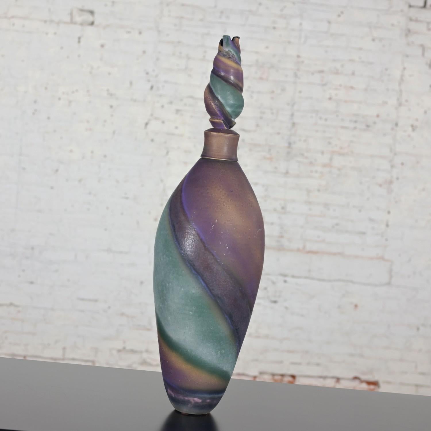 Splendido vaso vintage 1992 Modern viola e verde acqua, in ceramica, di dimensioni eccessive, firmato dall'artista. In ottime condizioni, tenendo presente che si tratta di un prodotto vintage e non nuovo, quindi presenta segni di utilizzo e usura