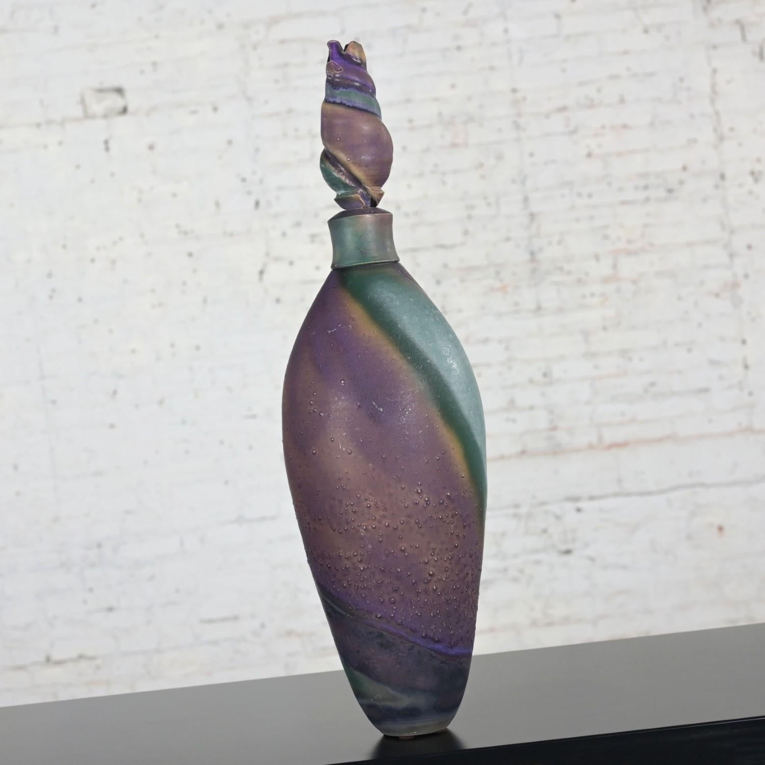 Moderno 1992 Moderna ceramica a vortice viola e verde acqua, bottiglia o vaso da terra di dimensioni eccessive, firmata in vendita