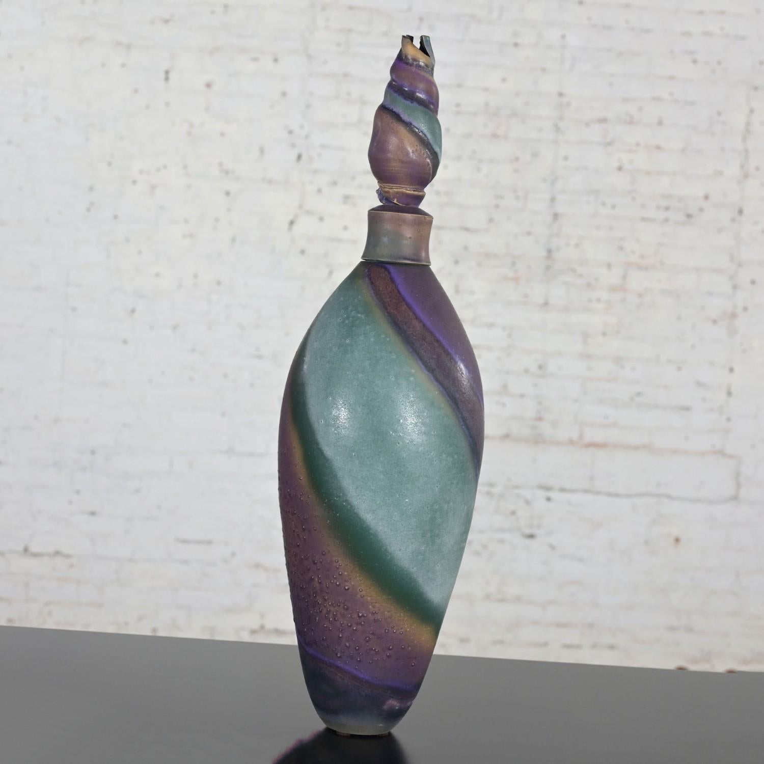 Americano 1992 Moderna ceramica a vortice viola e verde acqua, bottiglia o vaso da terra di dimensioni eccessive, firmata in vendita