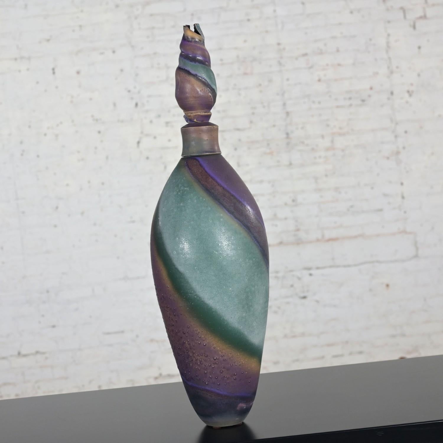 1992 Moderna ceramica a vortice viola e verde acqua, bottiglia o vaso da terra di dimensioni eccessive, firmata In condizioni buone in vendita a Topeka, KS
