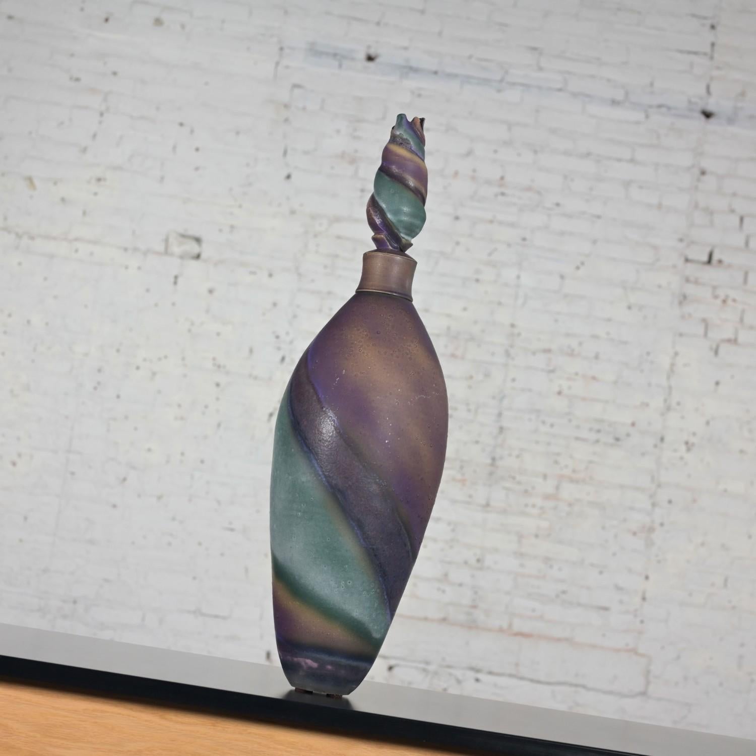 Fine XX secolo 1992 Moderna ceramica a vortice viola e verde acqua, bottiglia o vaso da terra di dimensioni eccessive, firmata in vendita
