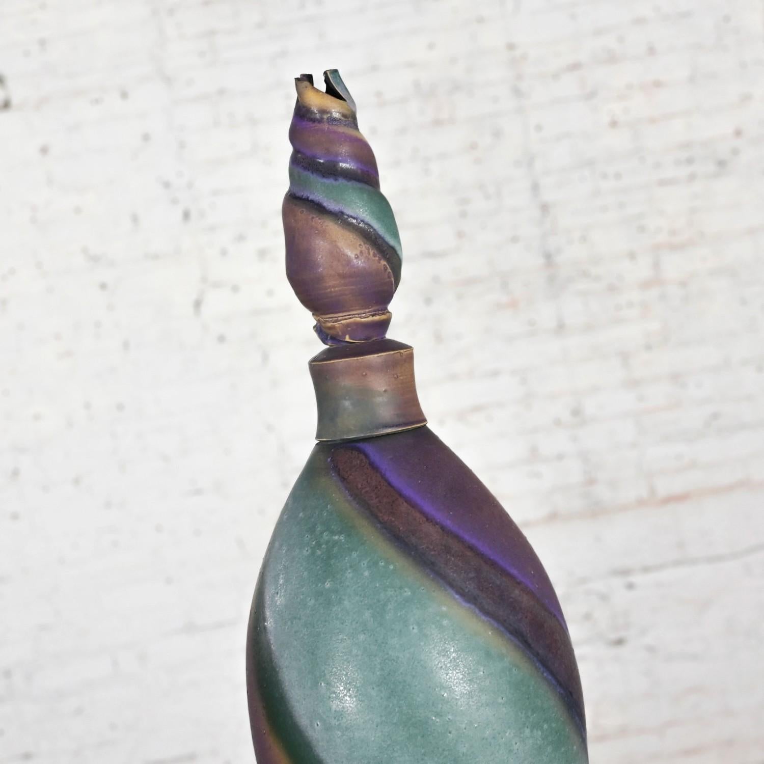 Terracotta 1992 Moderna ceramica a vortice viola e verde acqua, bottiglia o vaso da terra di dimensioni eccessive, firmata in vendita
