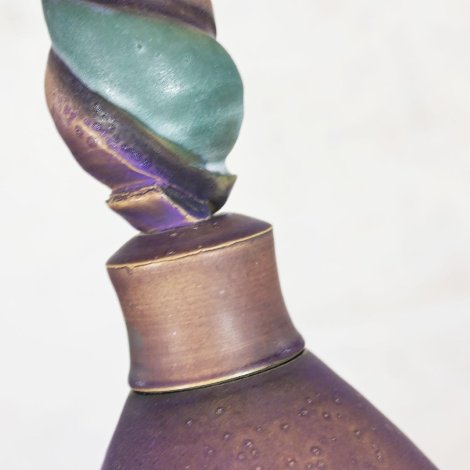 1992 Moderna ceramica a vortice viola e verde acqua, bottiglia o vaso da terra di dimensioni eccessive, firmata in vendita 2