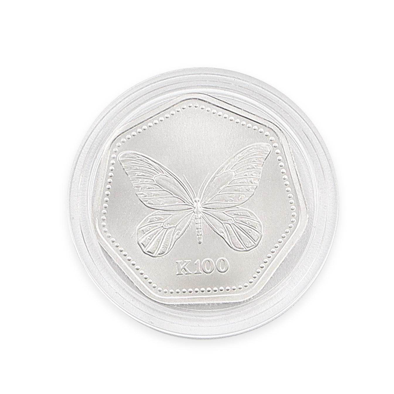 Elegante Platinmünze Papua-Neuguinea 1992. Diese exquisite Münze ist aus Platin gefertigt und zeigt ein detailliertes Design mit dem Staatswappen von Papua-Neuguinea. Die komplizierte Gravur zeigt einen Paradiesvogel, der über einem traditionellen