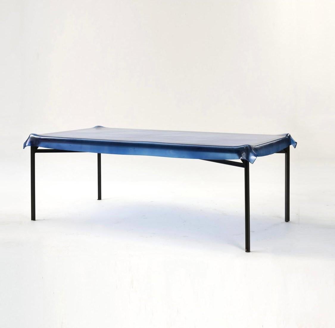 La table de salle à manger Philippe Starck illusion témoigne de l'approche caractéristique du designer en matière de design : innovante, fluide et imprégnée d'une touche de fantaisie. Né en 1949 à Paris, Philippe Starck s'est taillé une place de