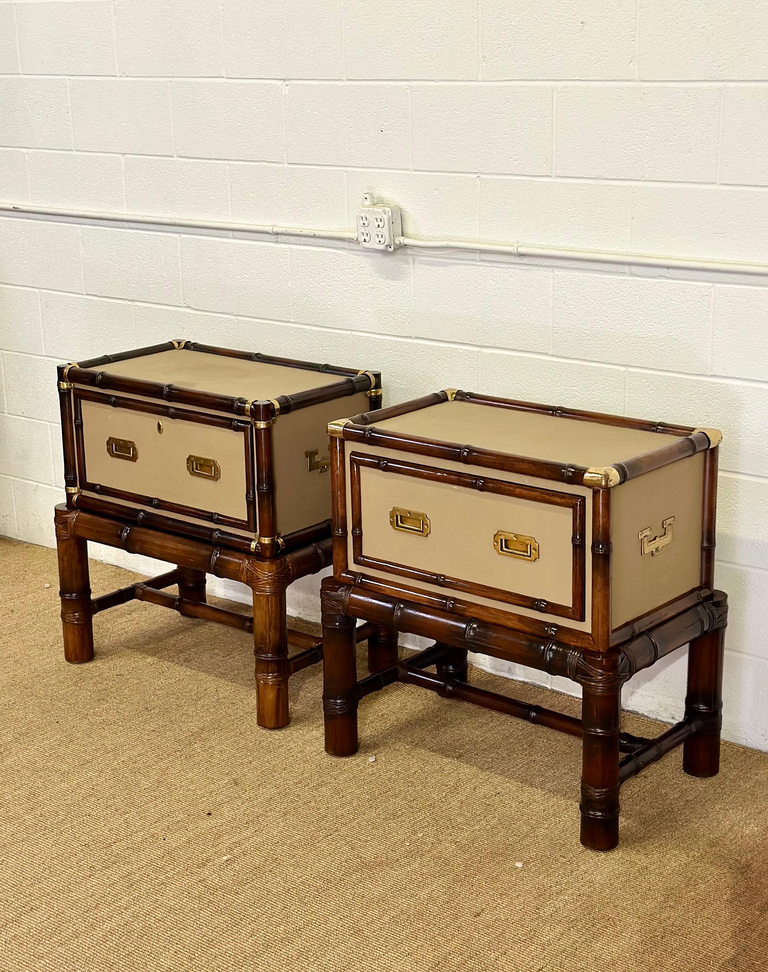 1992 Ralph Lauren Cameron Rattan, Segeltuch & Bambus Campaigner Nachttische - ein Set (Messing) im Angebot