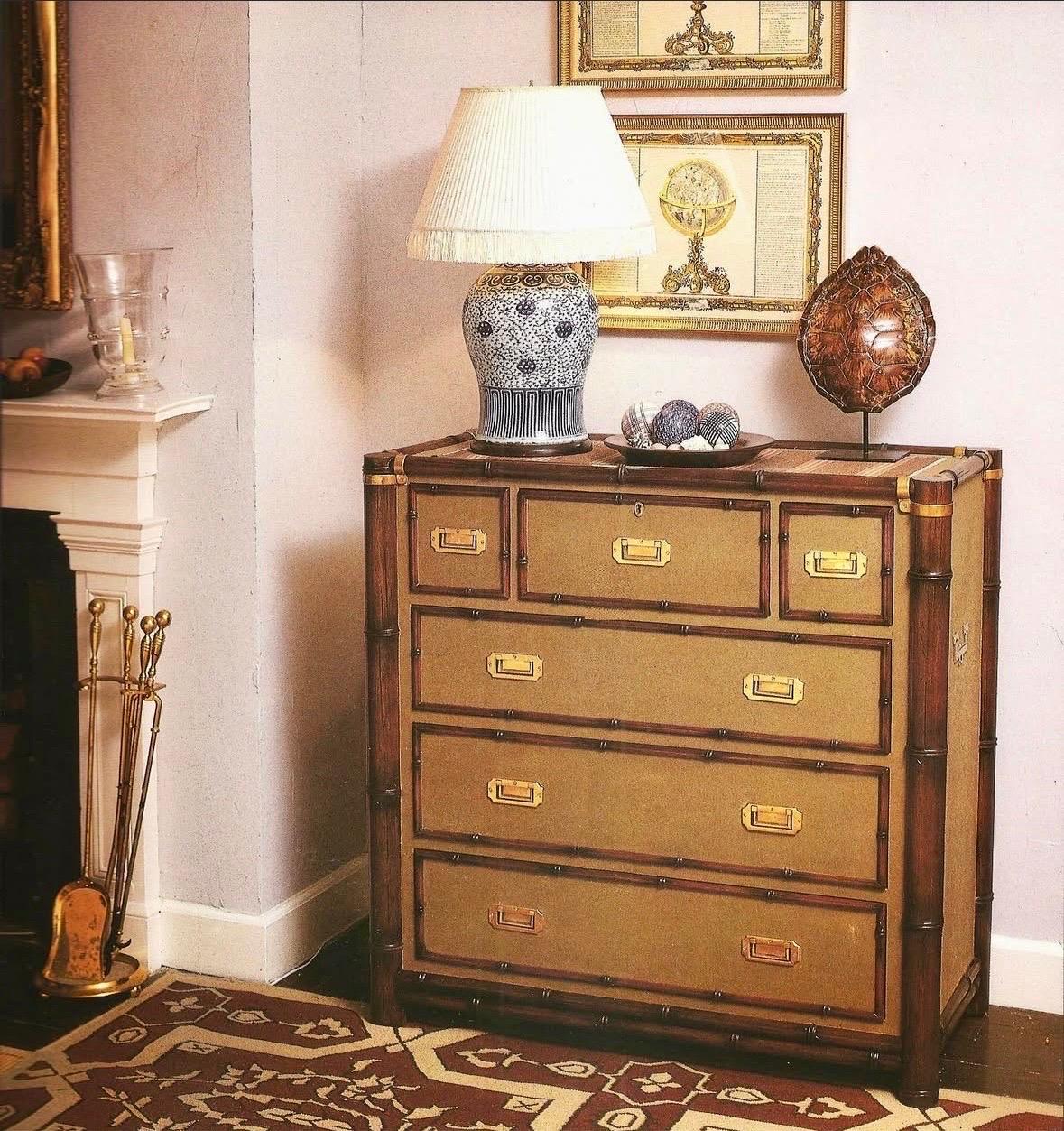 Wir freuen uns sehr, eine Cameron-Truhe, circa 1992, aus den geschätzten frühen Kollektionen von Ralph Lauren Home anbieten zu können.  Eingehüllt in ein reichhaltiges, kamelfarbenes Segeltuch und gerahmt in dunklem Bambusimitat mit Messingdetails,