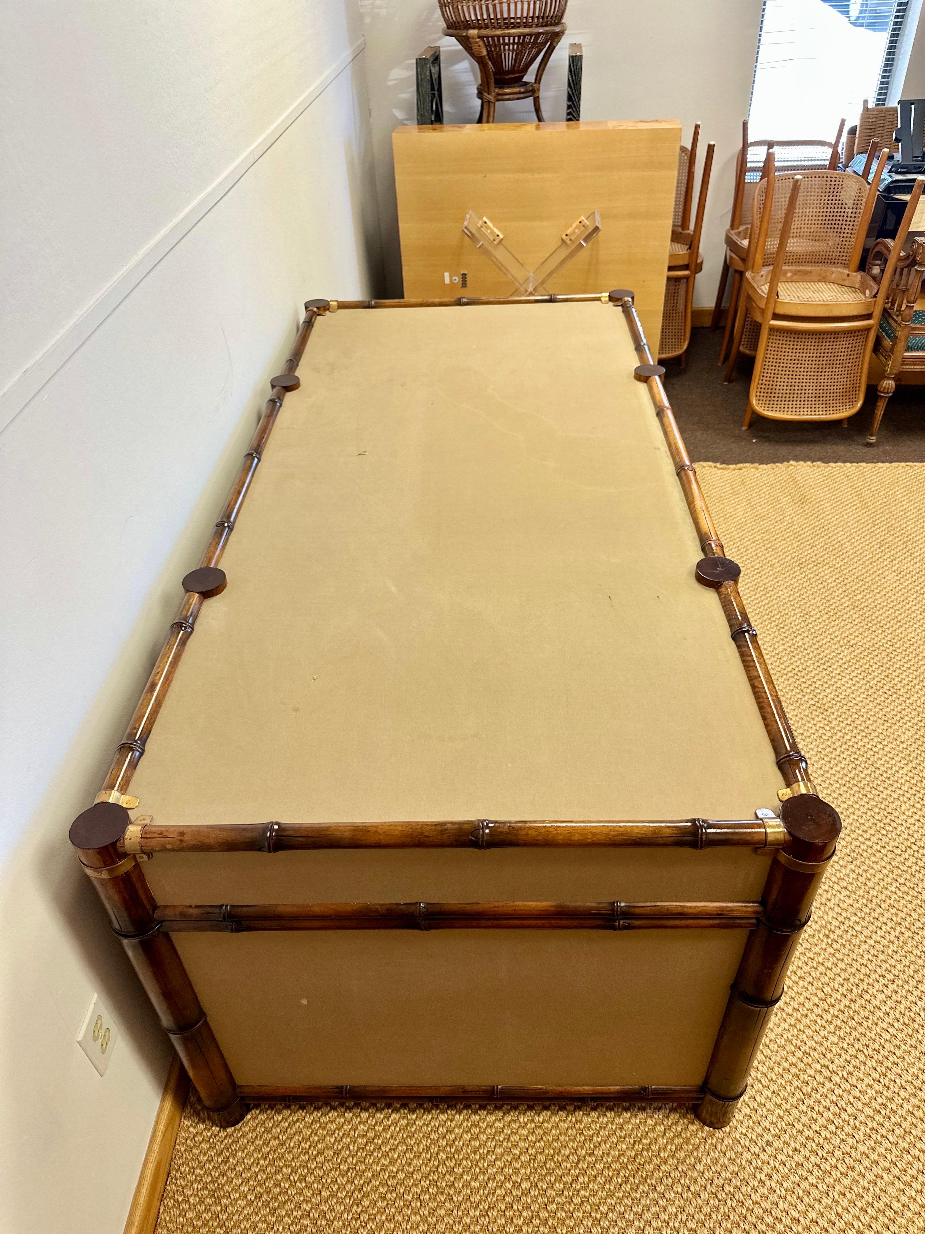 1992 Rare bureau de campagne en toile et faux bambou de Ralph Lauren, en laiton en vente 3