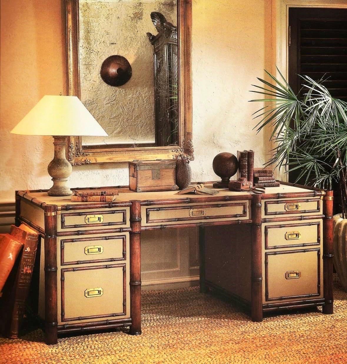 Nous avons le plaisir de vous proposer le bureau Canvas Writing Desk, circa 1992, issu des premières collections estimées de Ralph Lauren Home.  Cette pièce est un chef-d'œuvre de l'Americana sur mesure, avec une construction méticuleuse : le bois