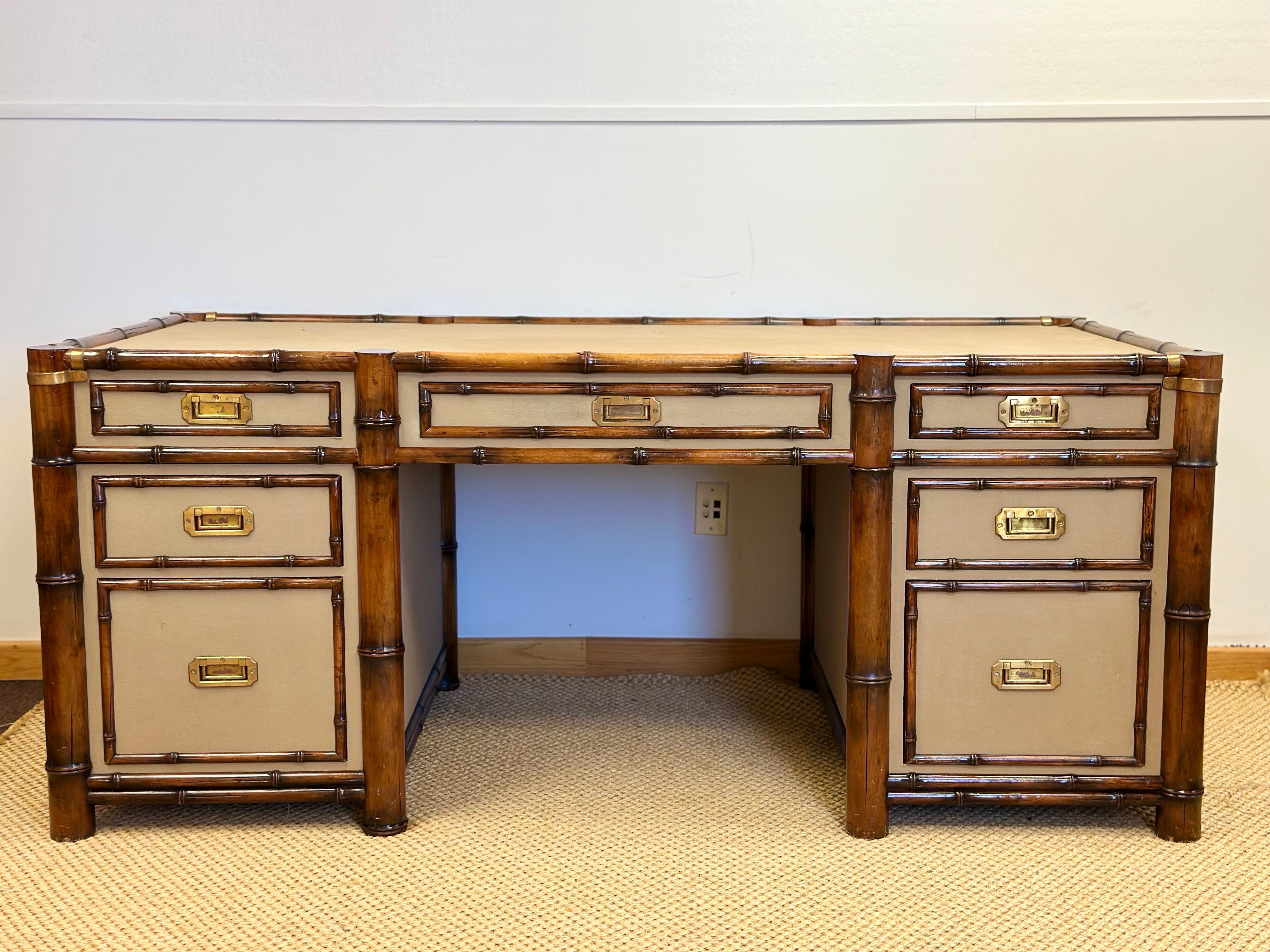 Campagne 1992 Rare bureau de campagne en toile et faux bambou de Ralph Lauren, en laiton en vente