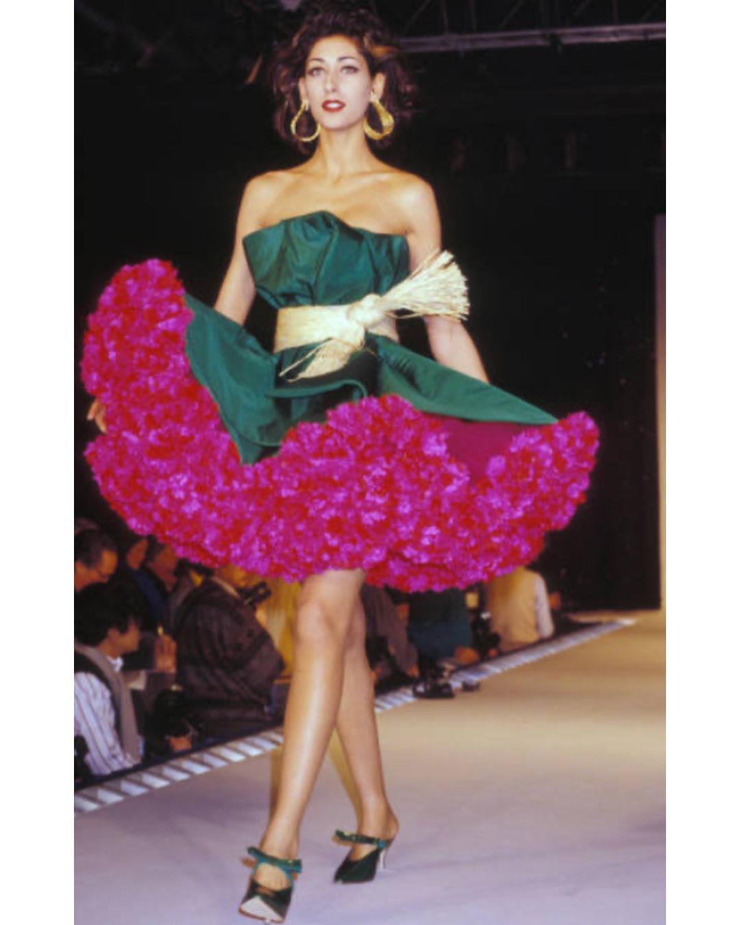 1992 Runway Guy Laroche Haute Couture Boucles d'oreilles exagérées en or en vente 1