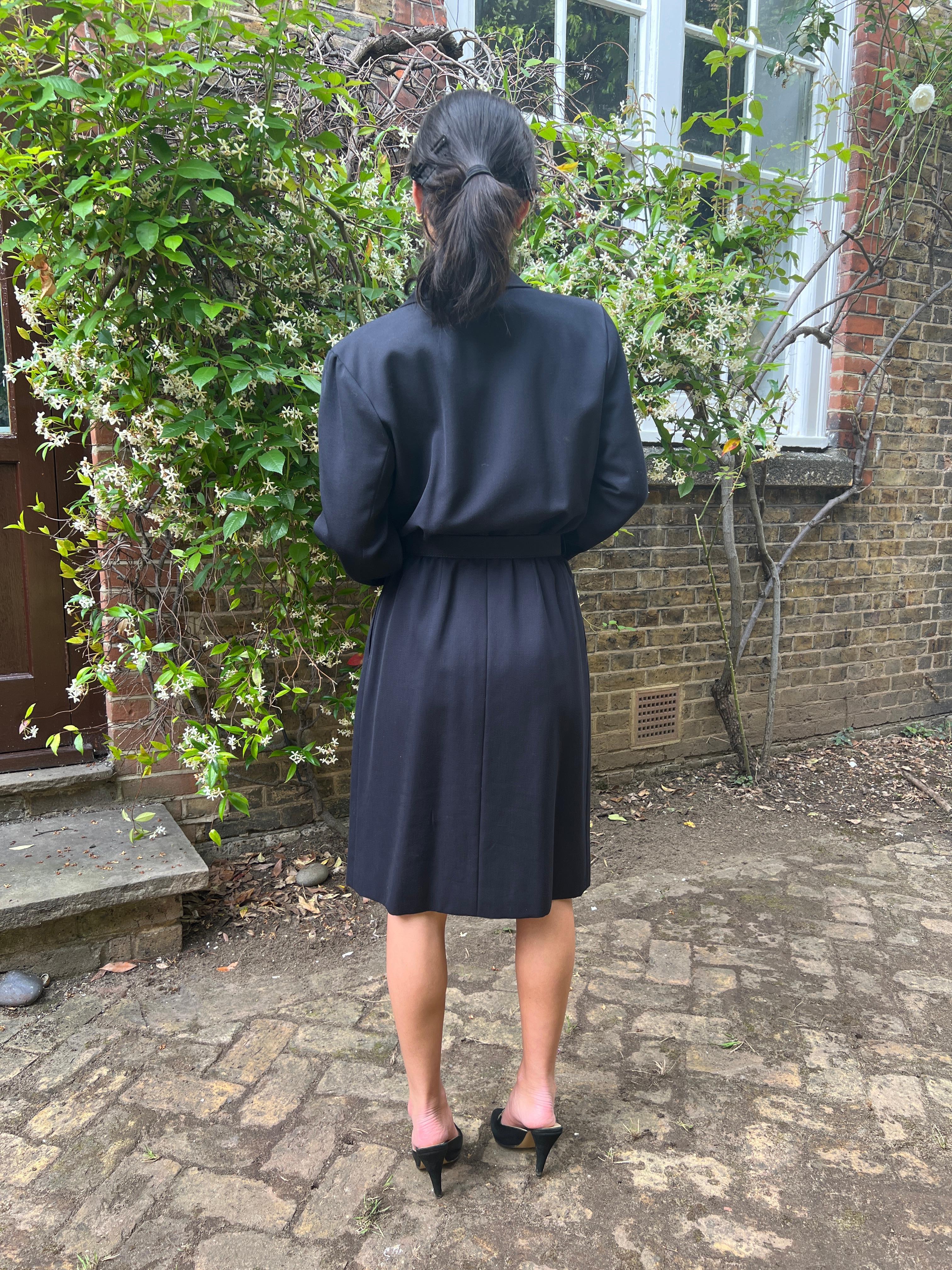Pasarela 1992 Yves Saint Laurent Vestido negro de lana con botones de cristal en venta 4