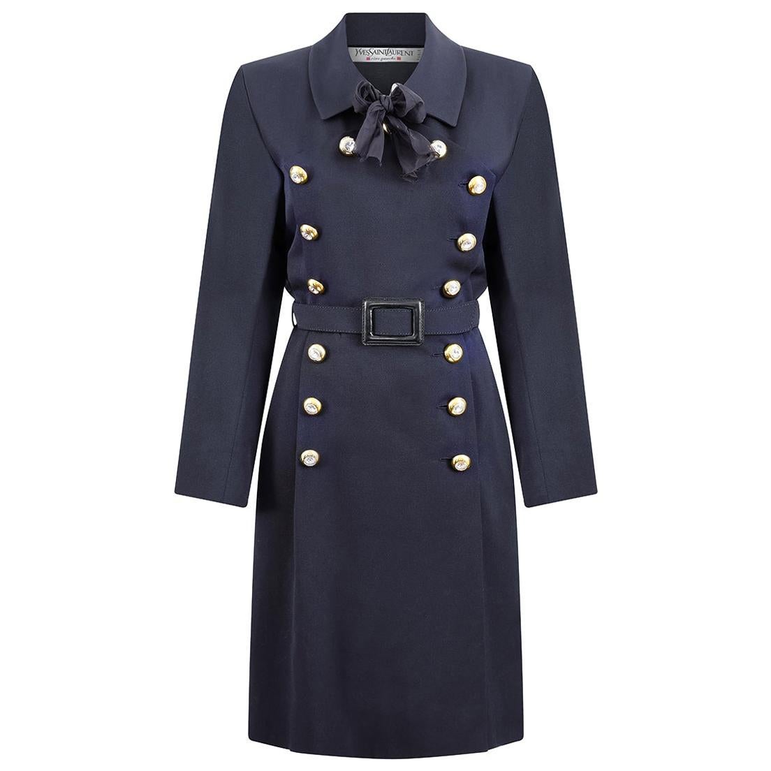 1992 Laufsteg Yves Saint Laurent Schwarzes Wollkleid mit Kristallknöpfen im Angebot