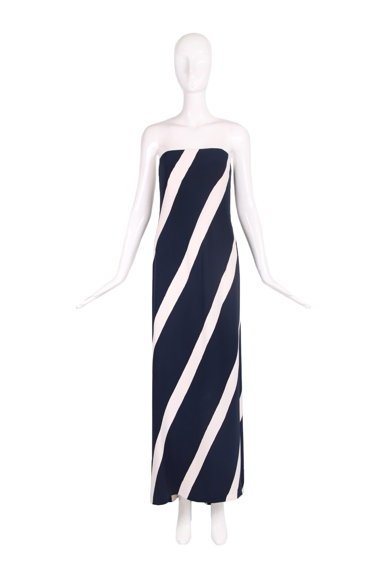 1992 S/S Yves Saint Laurent Haute Couture Nr. 67074 trägerloses Abendkleid aus Seide mit vertikalen/diagonalen marineblauen und weißen Streifen und einer Minischleppe am hinteren Saum. Obwohl es von außen täuschend einfach aussieht, sind das Innere