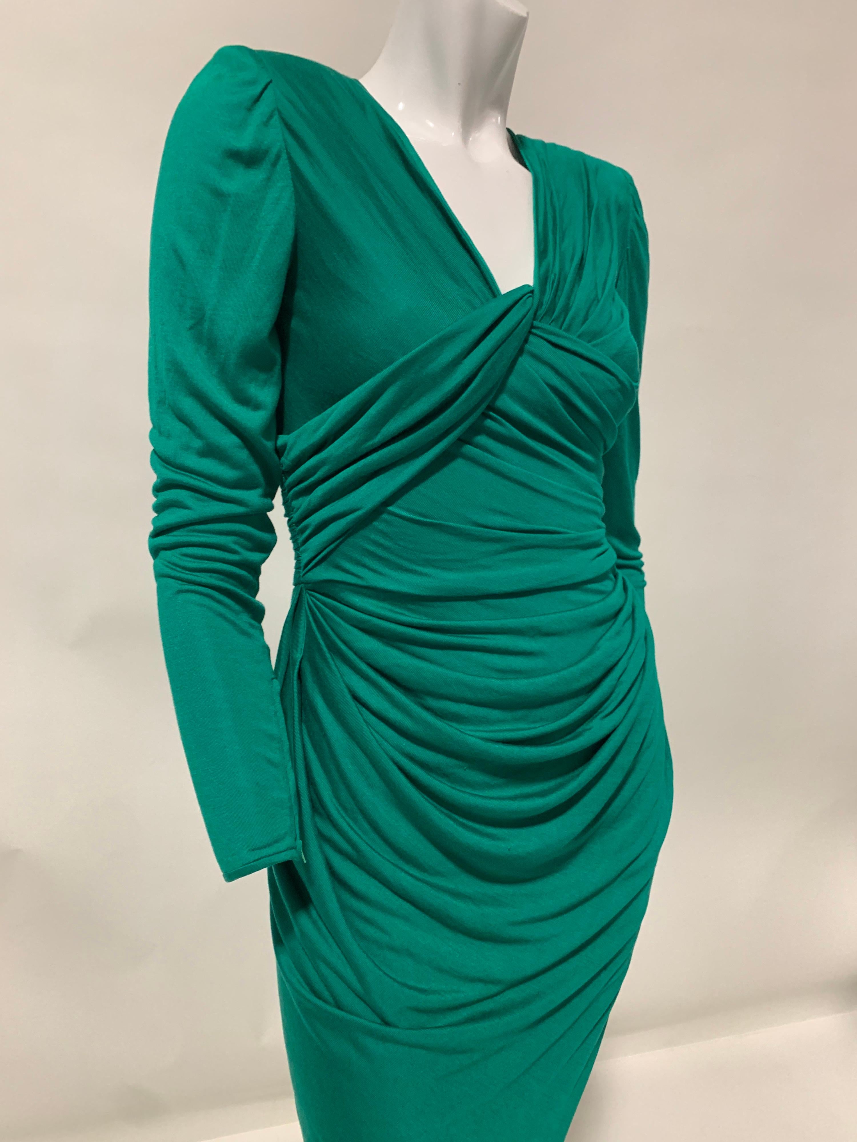 Ungaro Robe drapée en jersey vert émeraude avec dos drapé et épaules audacieuses, taille US 6, 1992 en vente 9